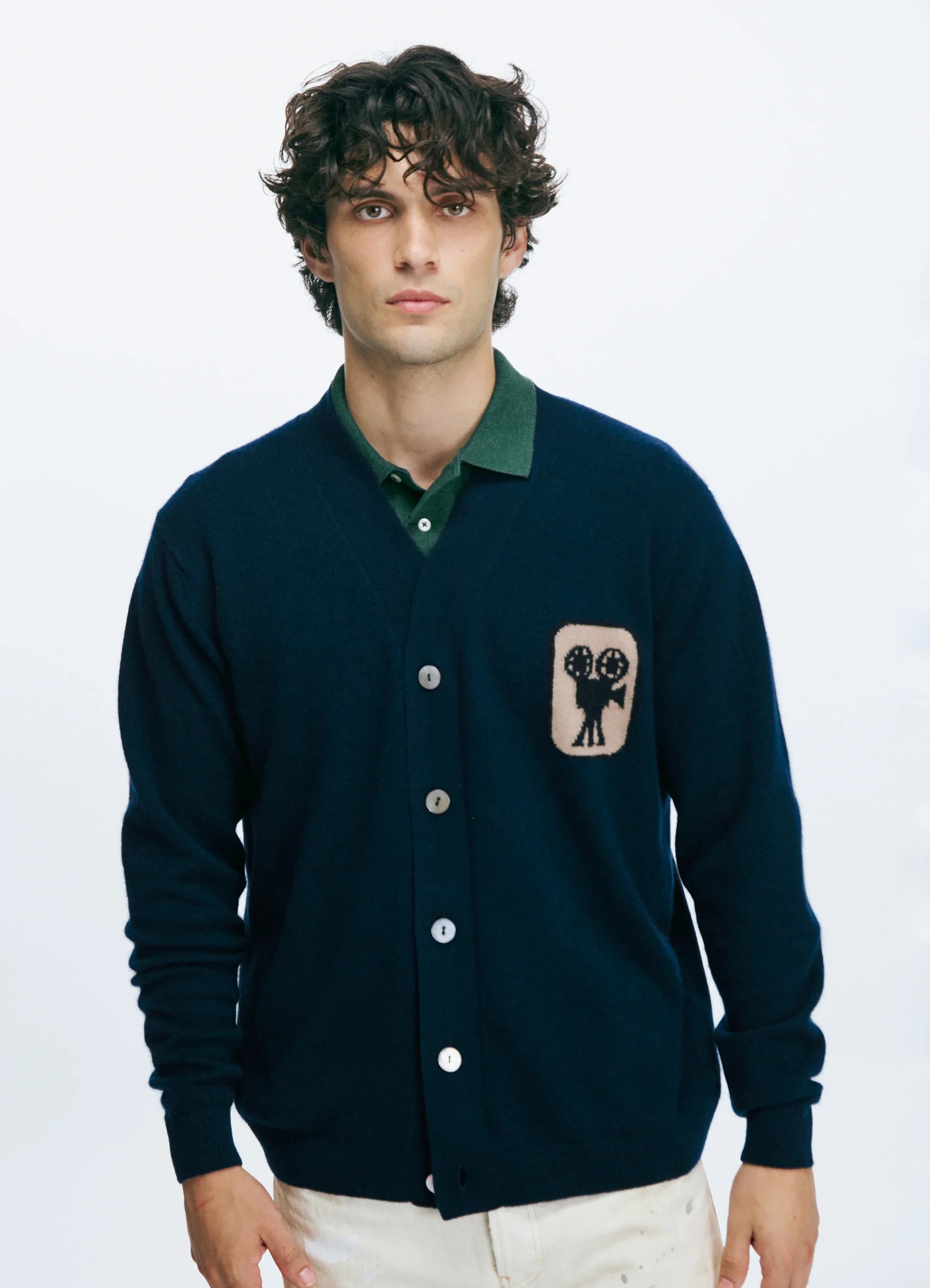 Le mannequin mesure 1m89 et porte une taille L.