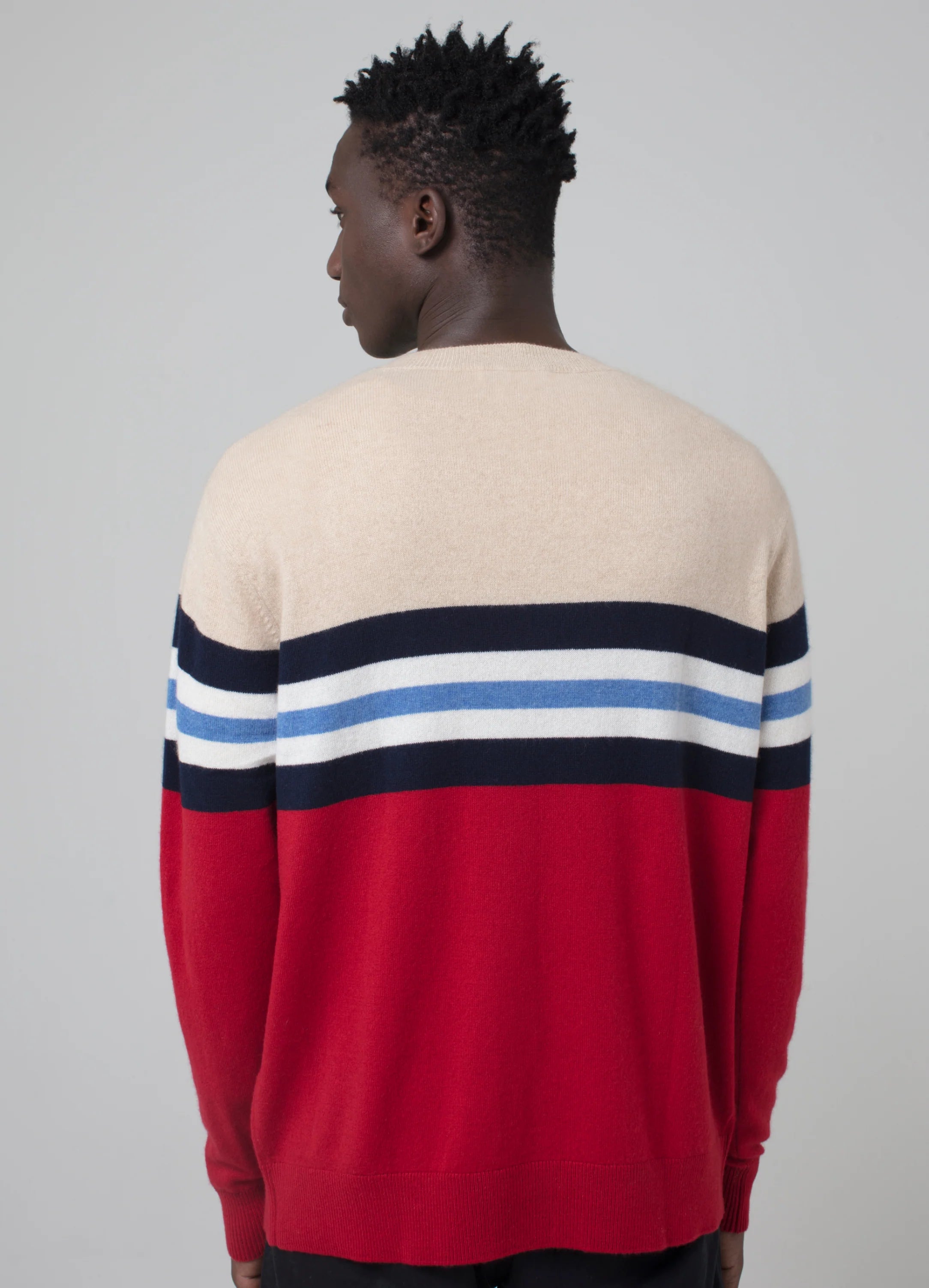Le mannequin mesure 1m88 et porte une taille L.