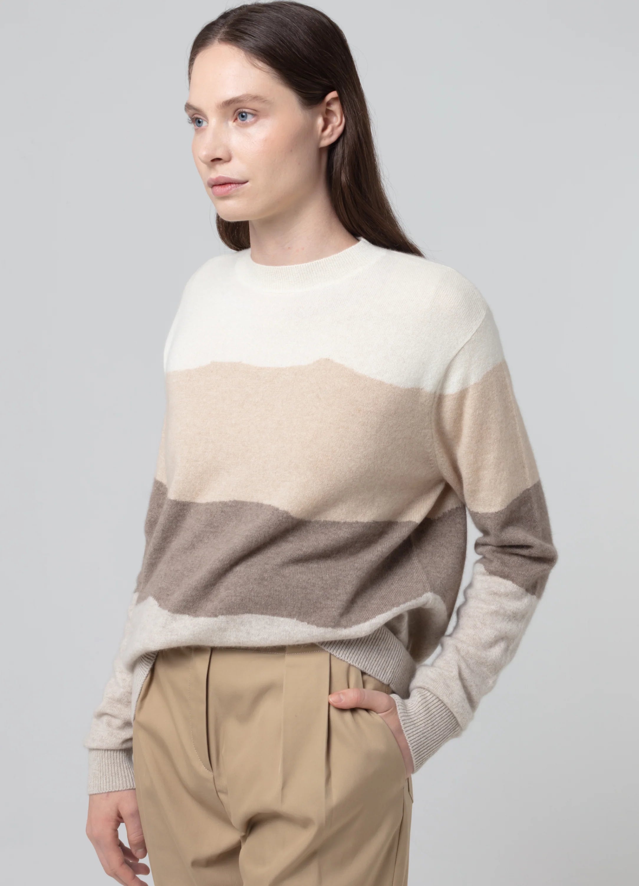 Le mannequin mesure 1m80 et porte une taille S.
