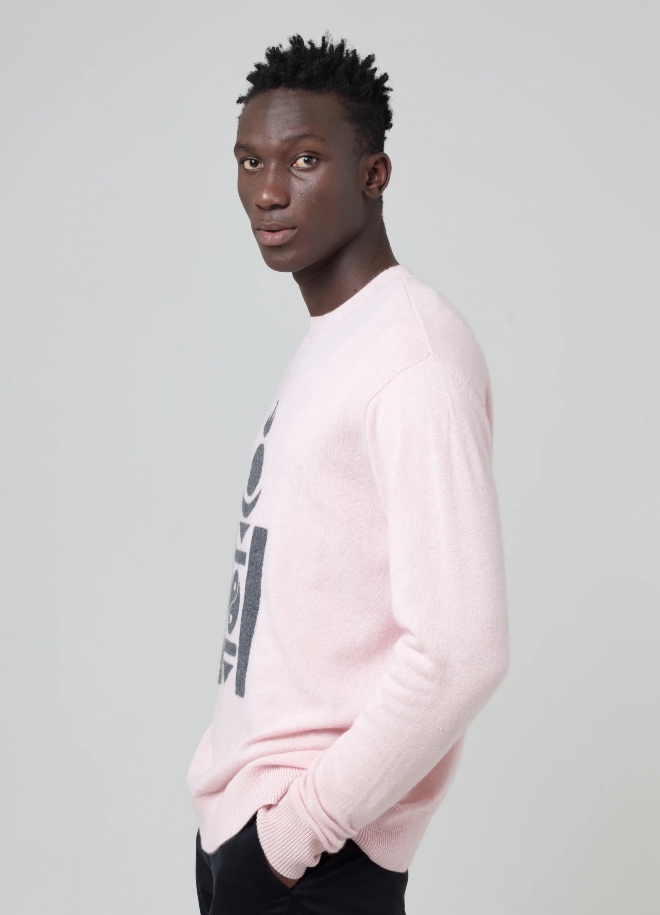 Le mannequin mesure 1m91 et porte une taille L.