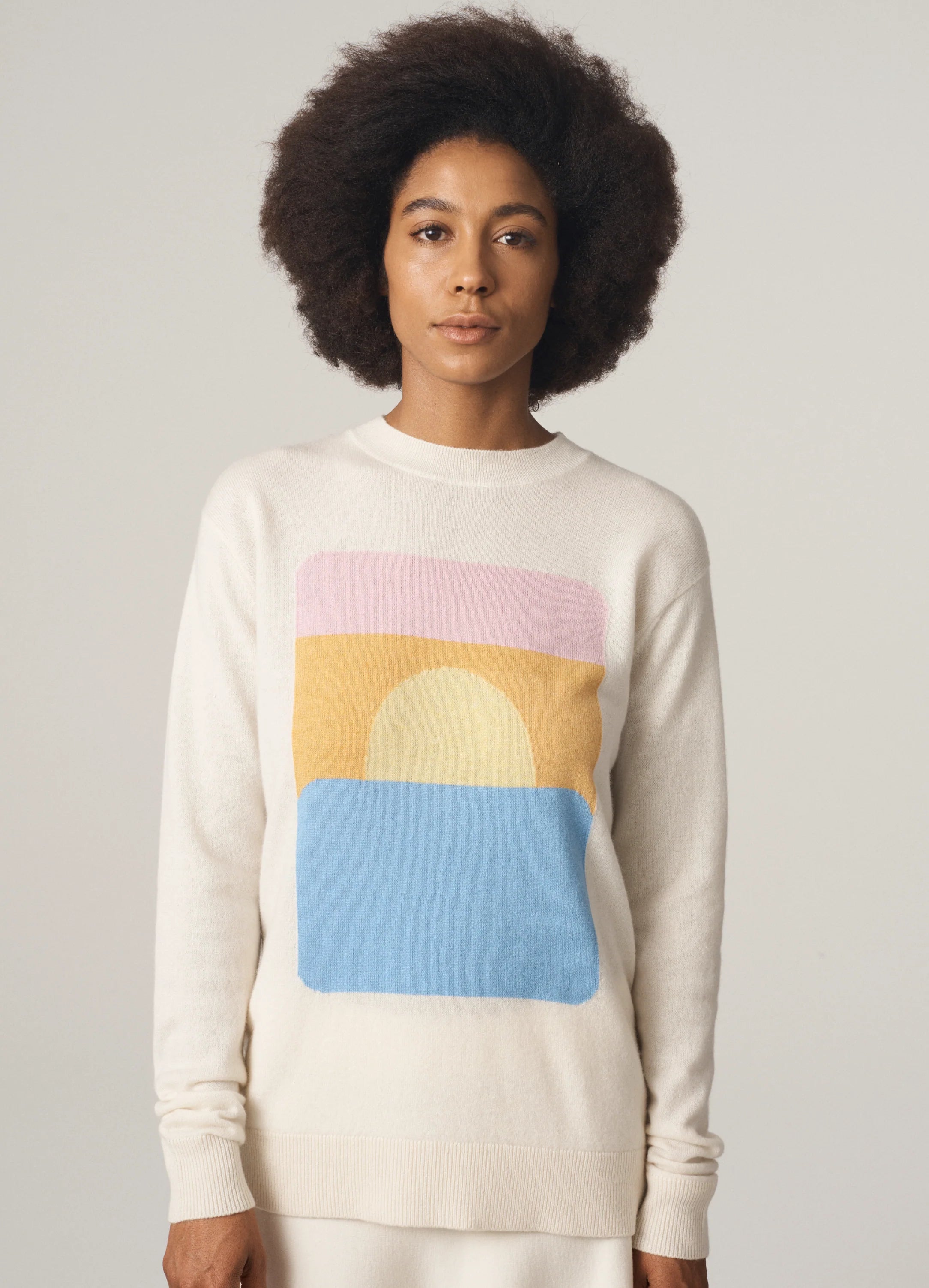 Le mannequin mesure 1m80 et porte une taille S.
