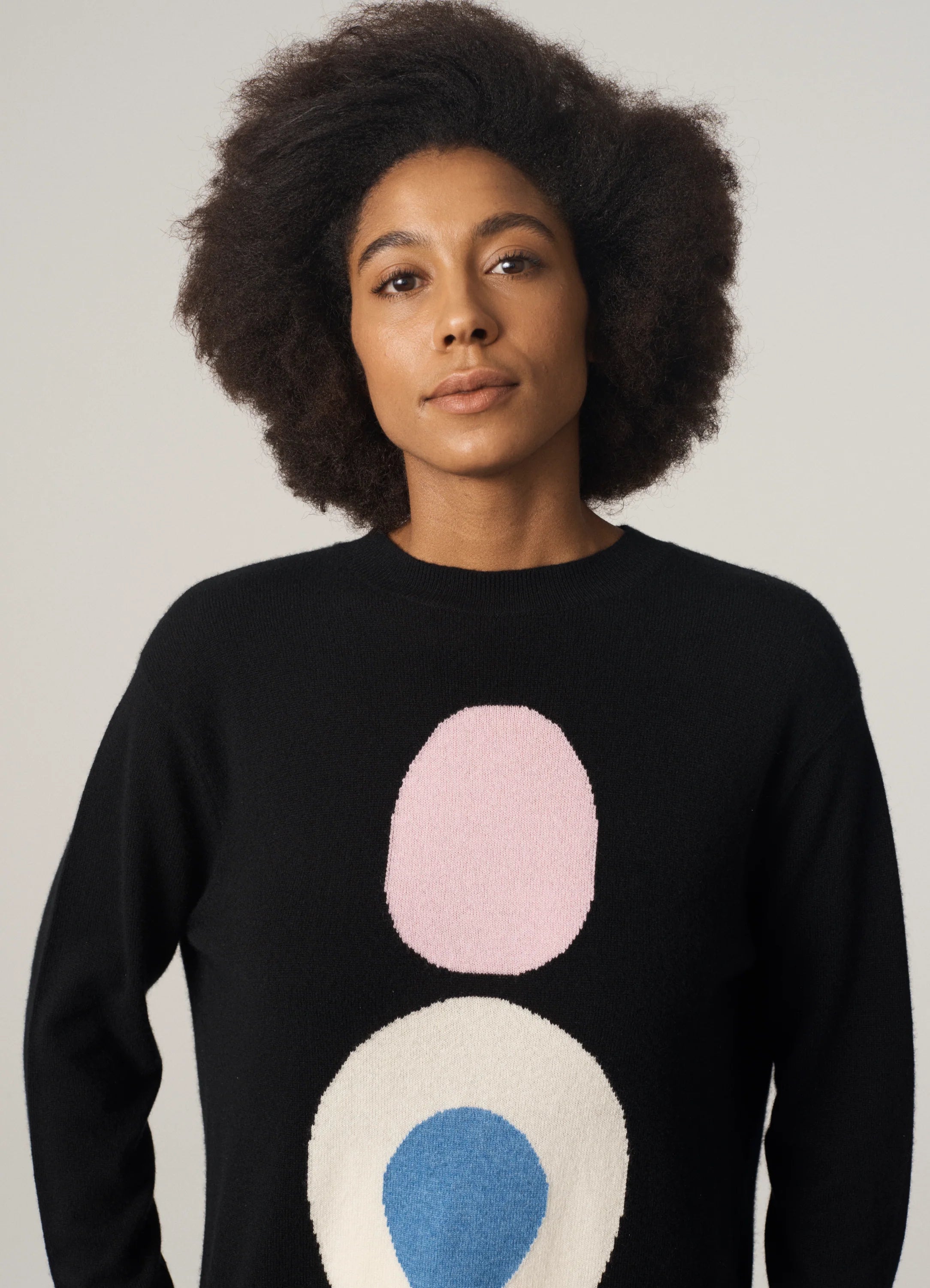 Le mannequin mesure 1m80 et porte une taille S.