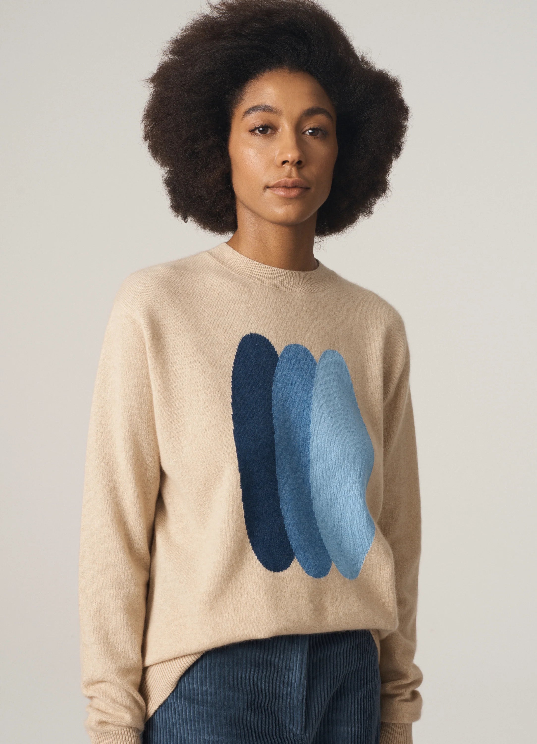Le mannequin mesure 1m80 et porte une taille S.