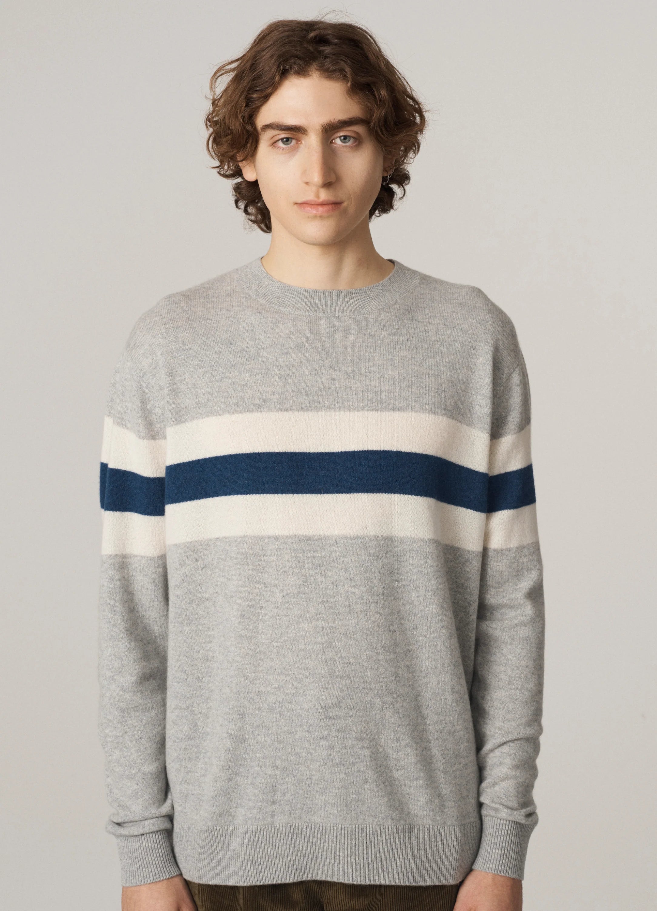 Le mannequin mesure 1m91 et porte une taille L.
