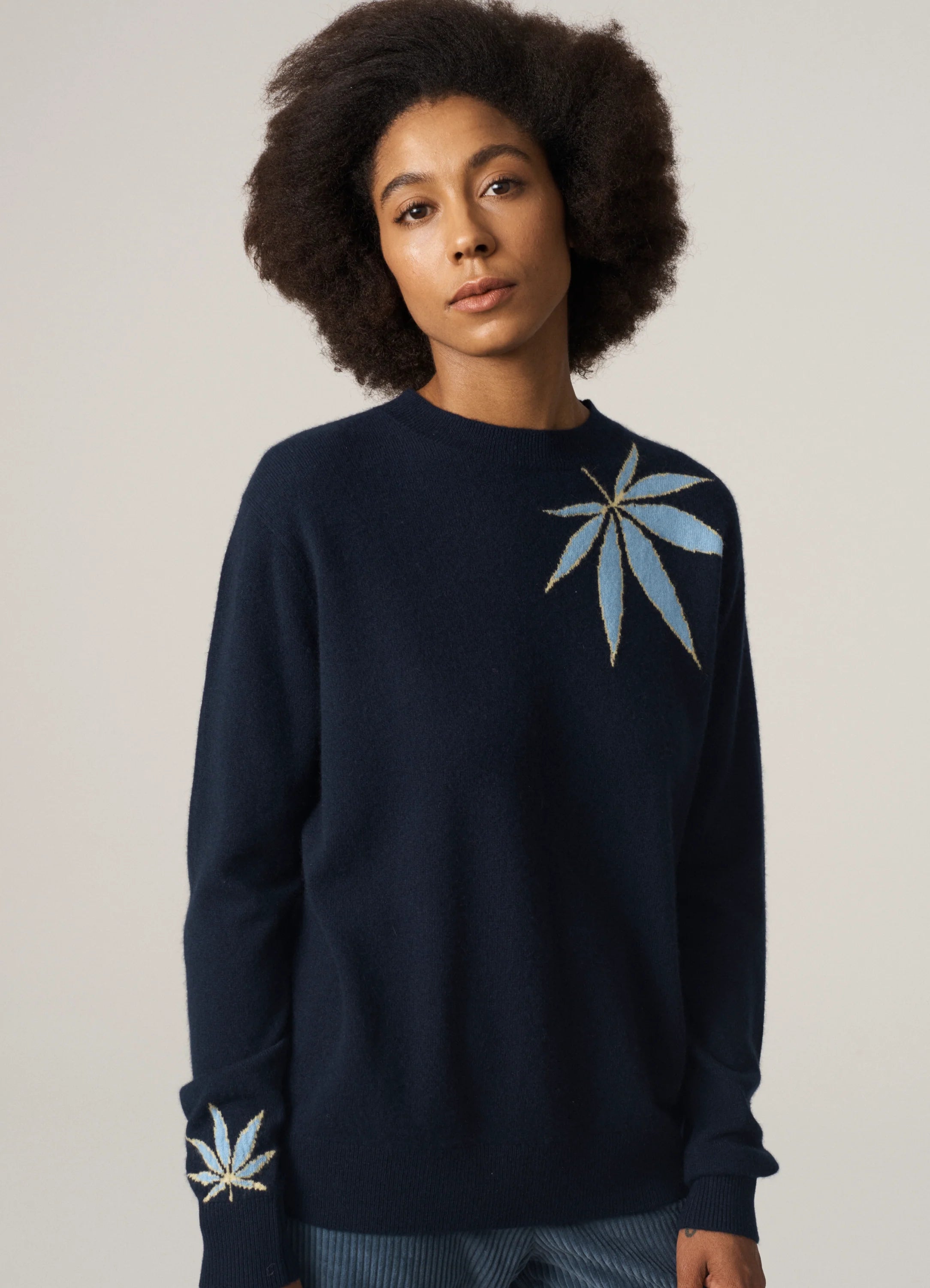 Le mannequin mesure 1m80 et porte une taille S.