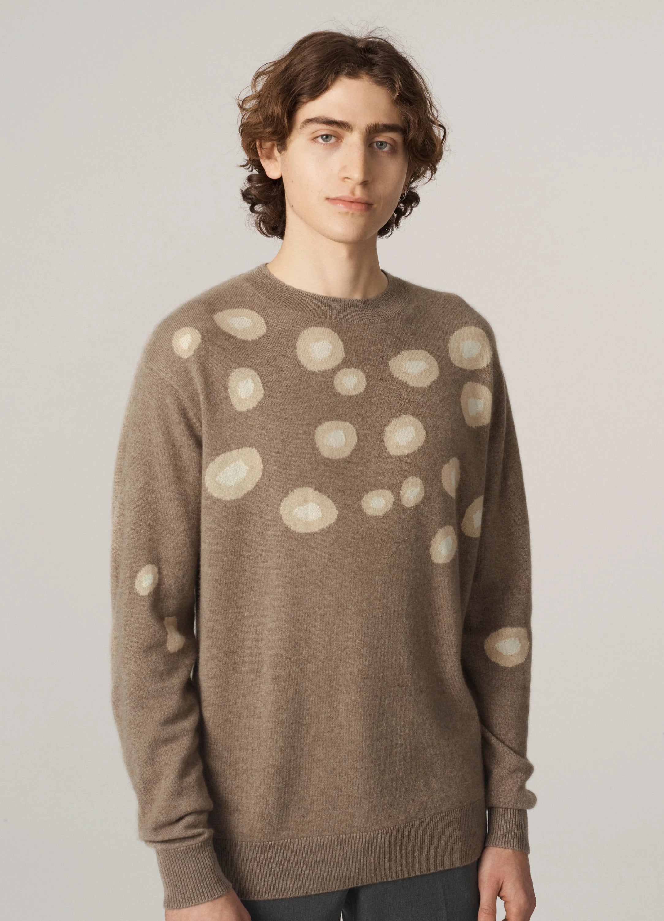 Le mannequin mesure 1m91 et porte une taille L.