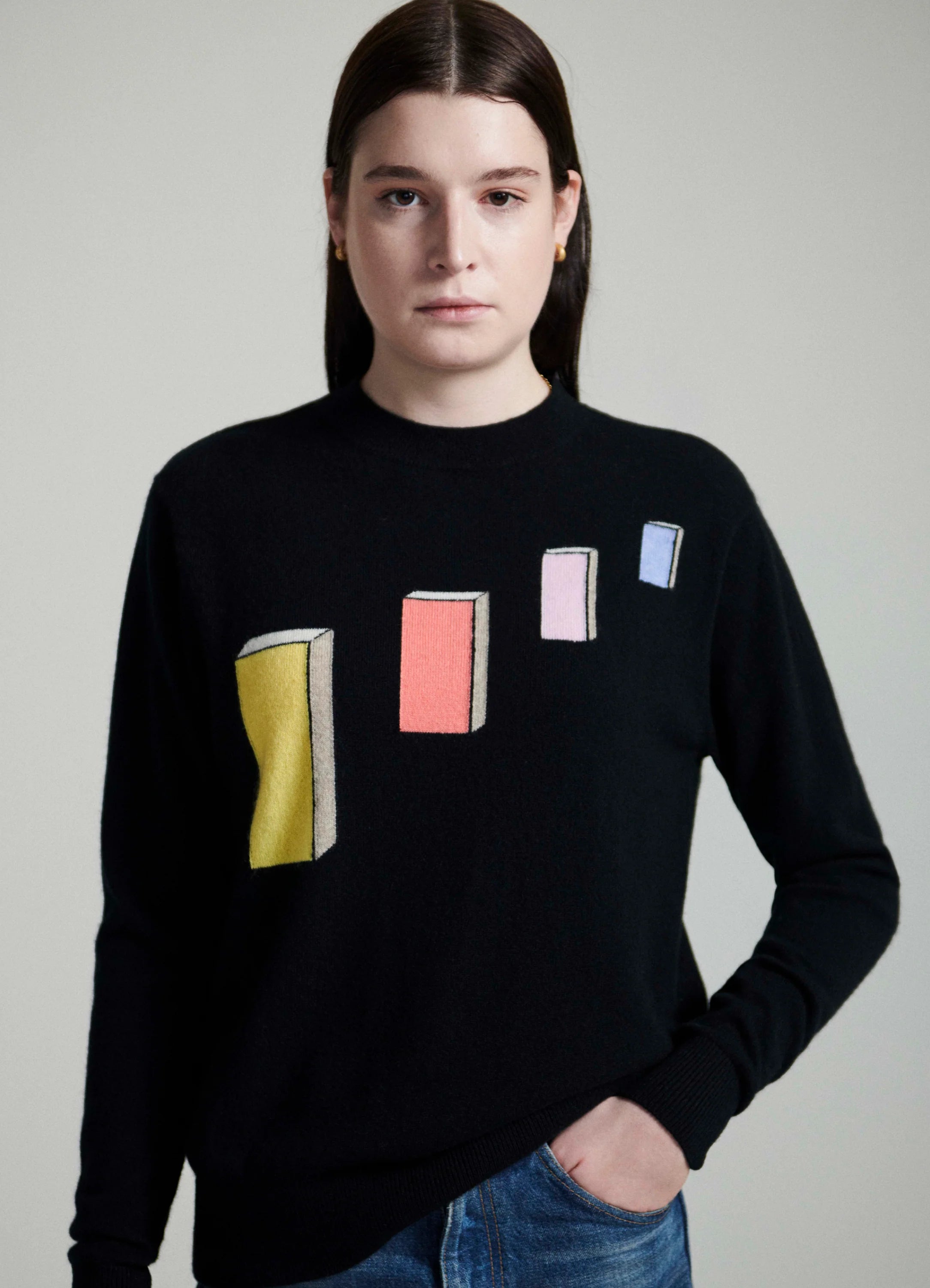 Le mannequin mesure 1m80 et porte une taille S.