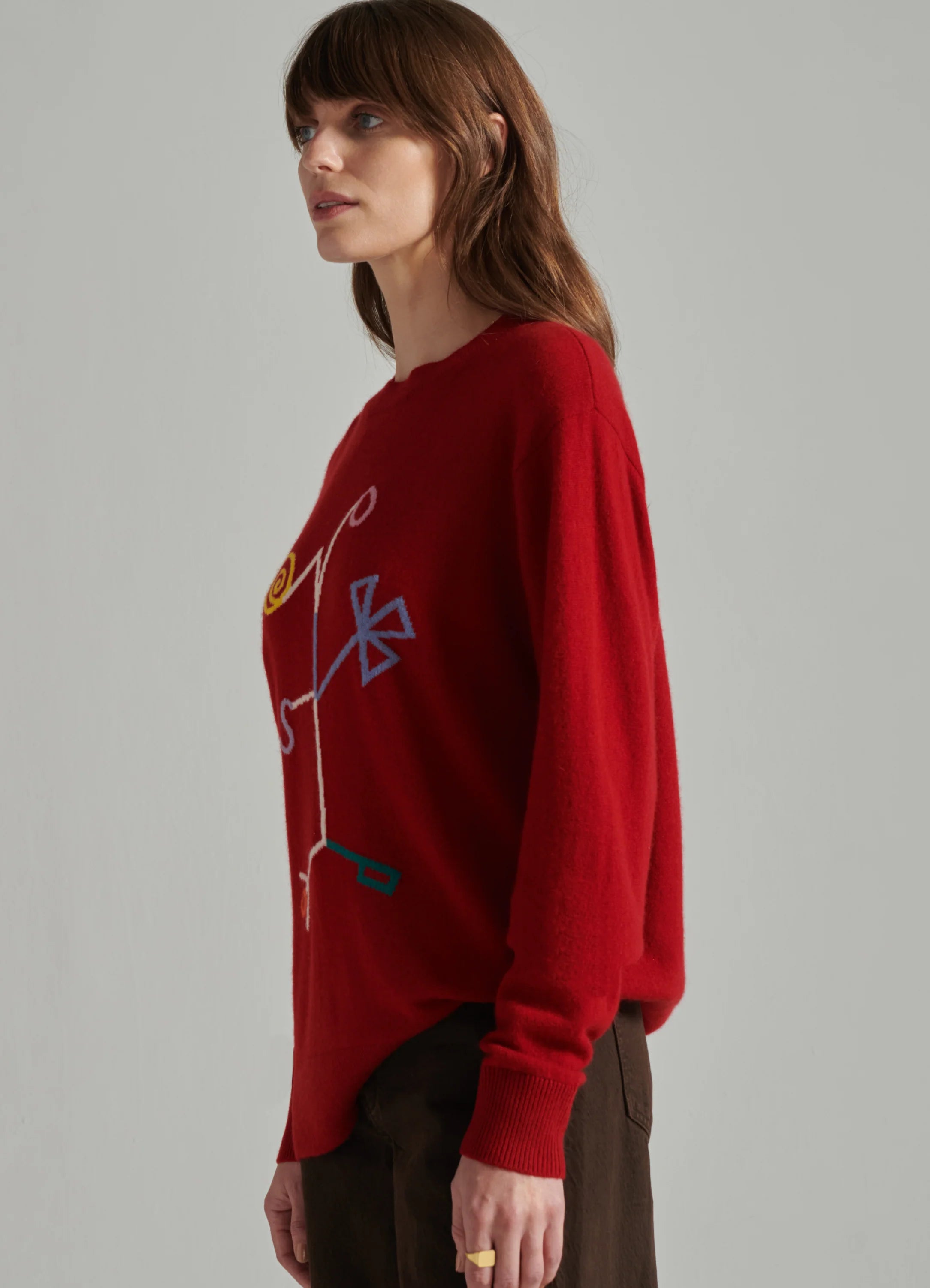 Le mannequin mesure 1m80 et porte une taille S.