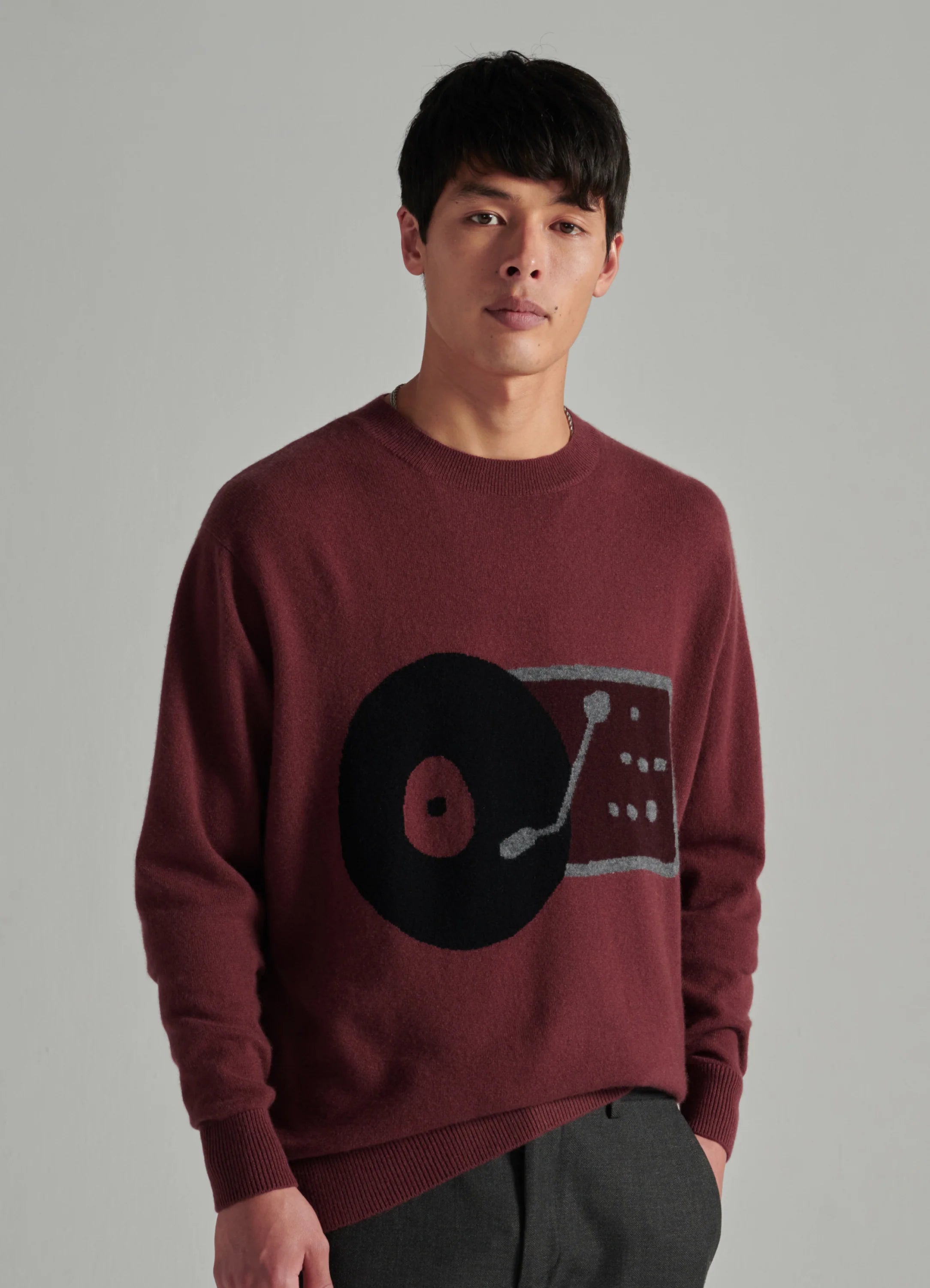 Le mannequin mesure 1m91 et porte une taille L.