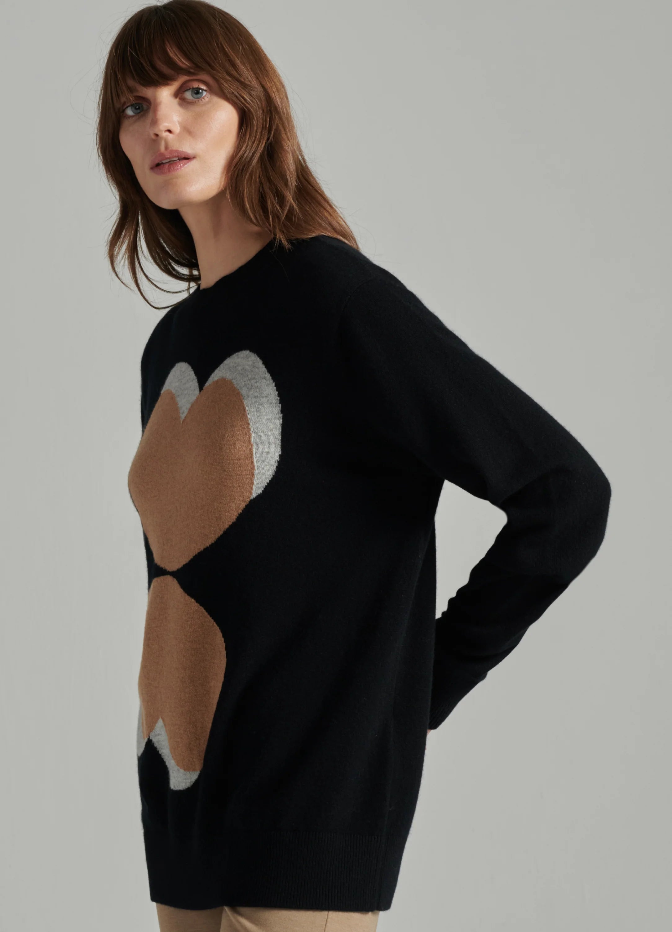 Le mannequin mesure 1m80 et porte une taille S.