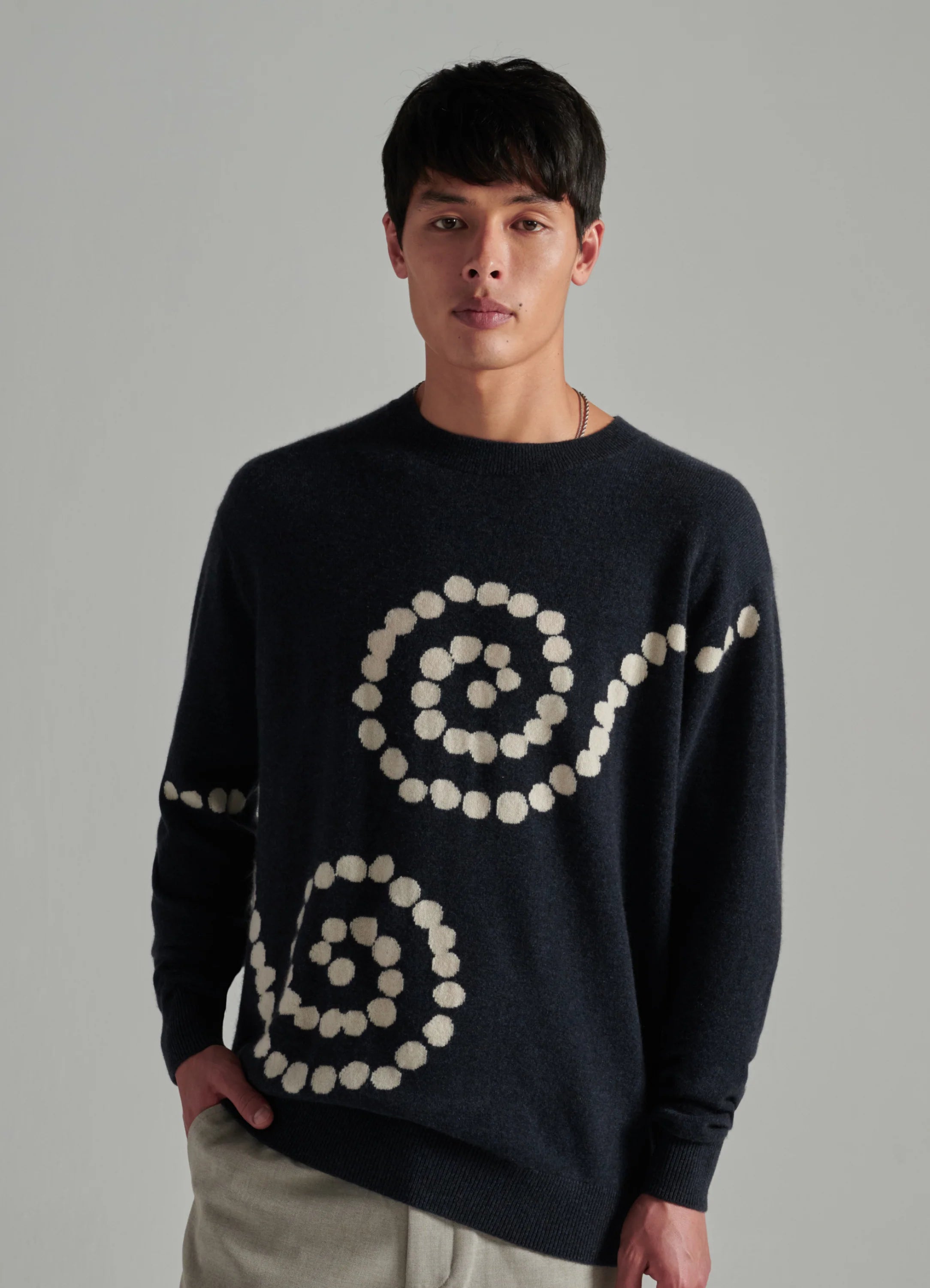 Le mannequin mesure 1m88 et porte une taille L.