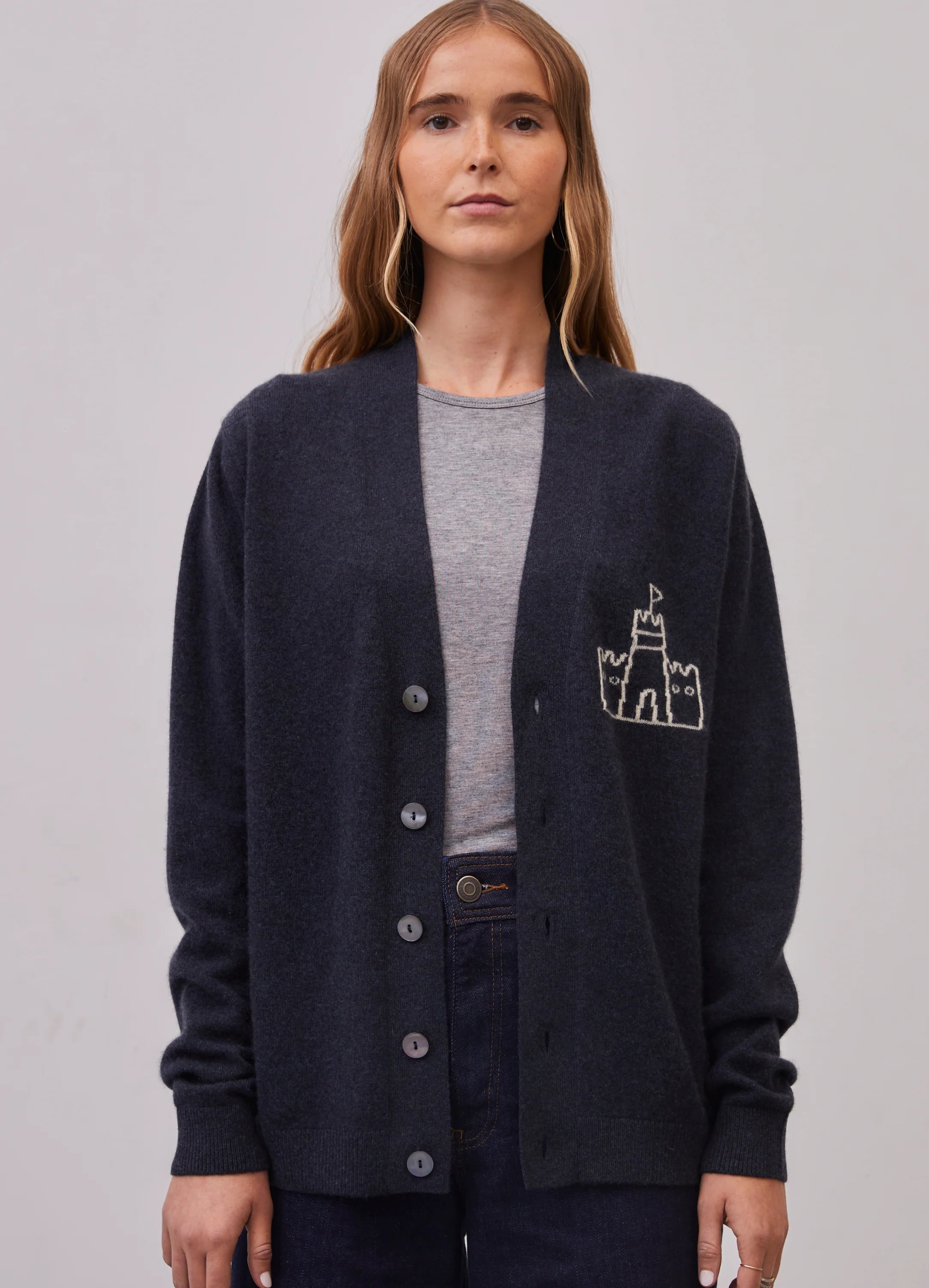 Le mannequin mesure 1m73 et porte une taille XS.