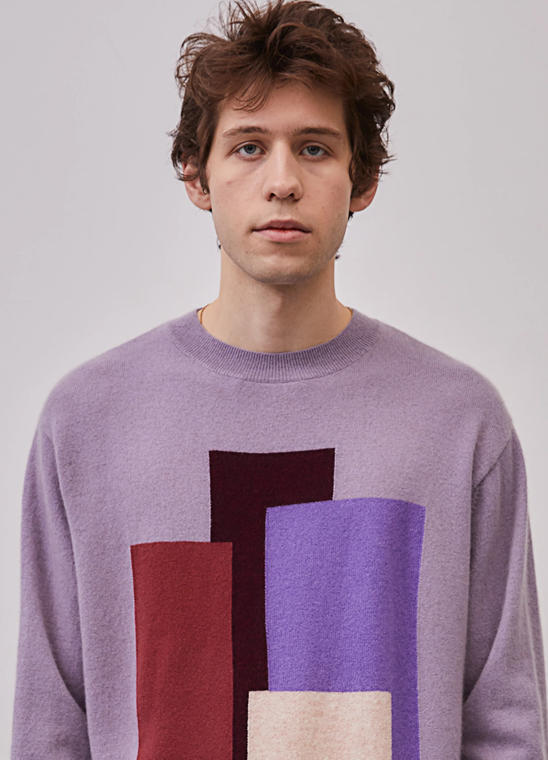 Le mannequin mesure 1m83 et porte une taille L.