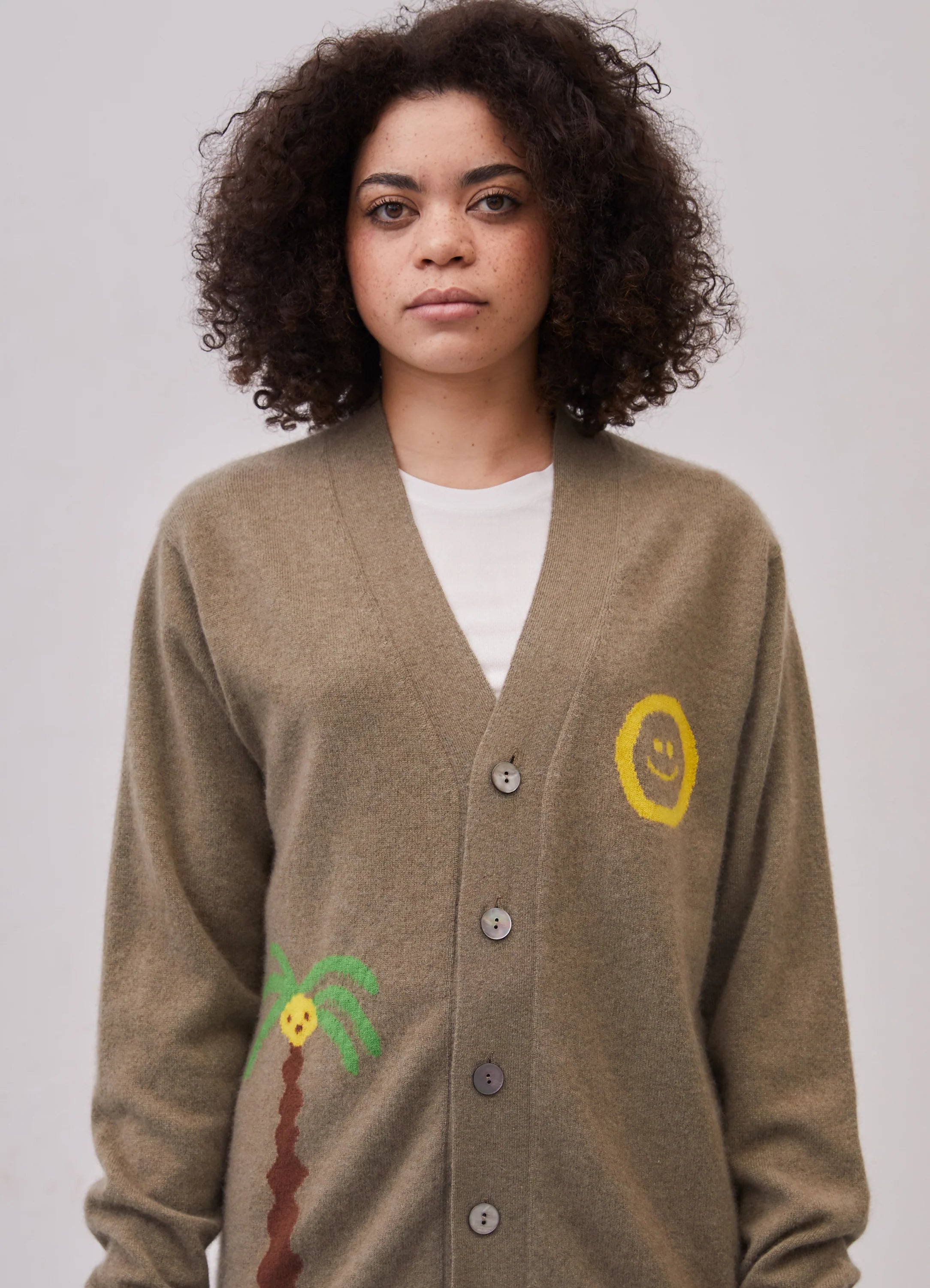 Le mannequin mesure 1m73 et porte une taille S.