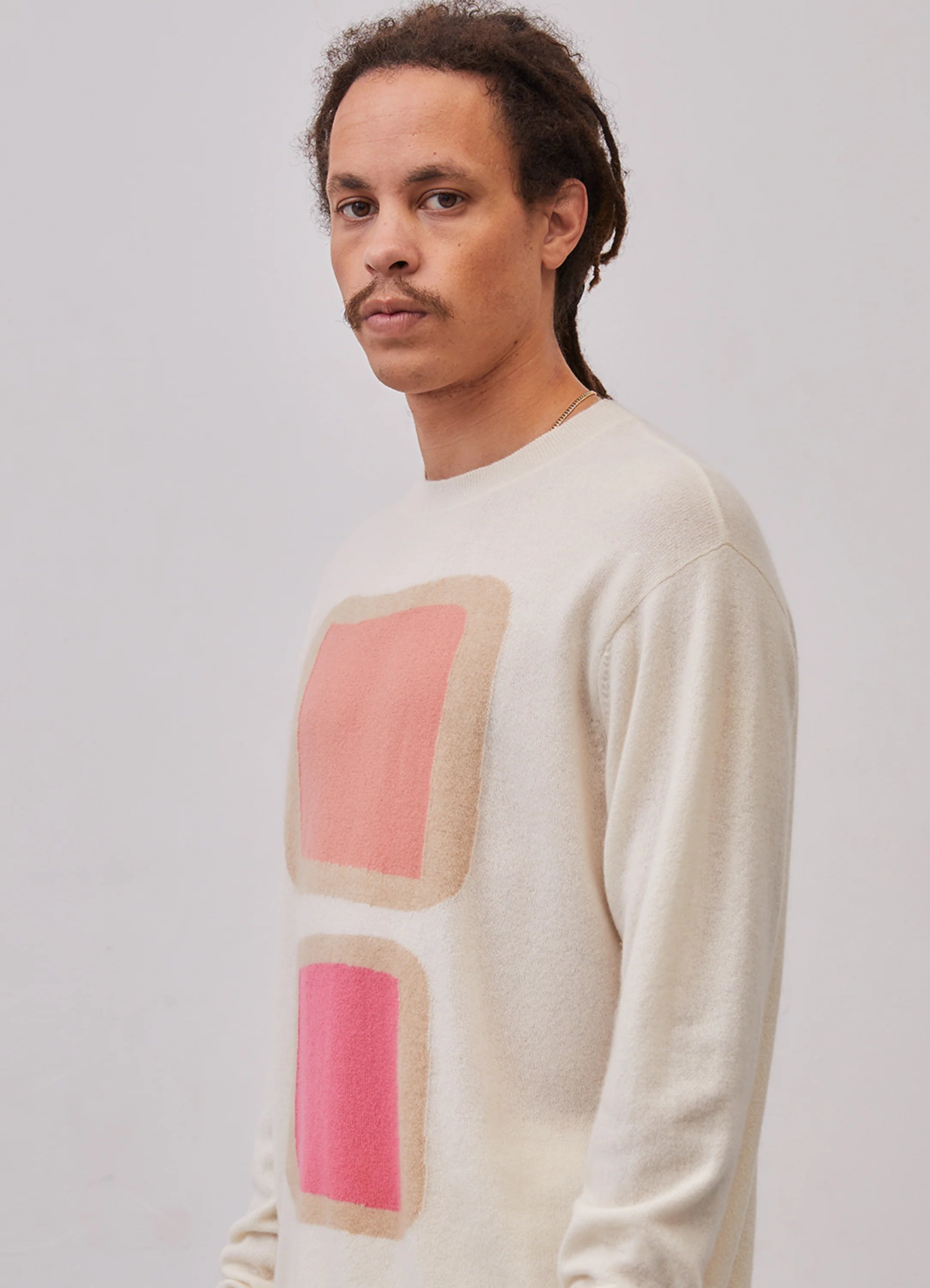 Le mannequin mesure 1m88 et porte une taille L.