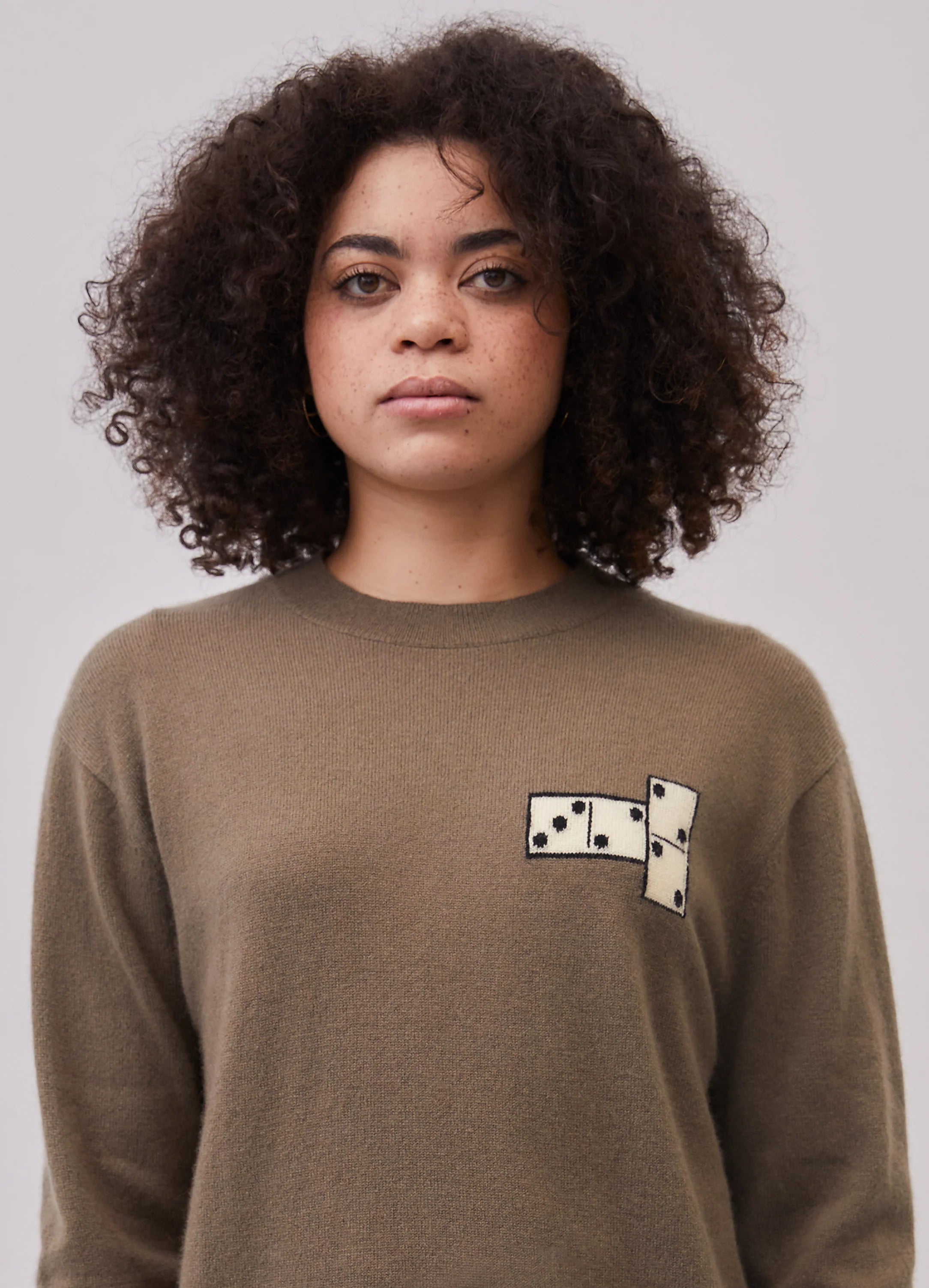 Le mannequin mesure 1m73 et porte une taille S.