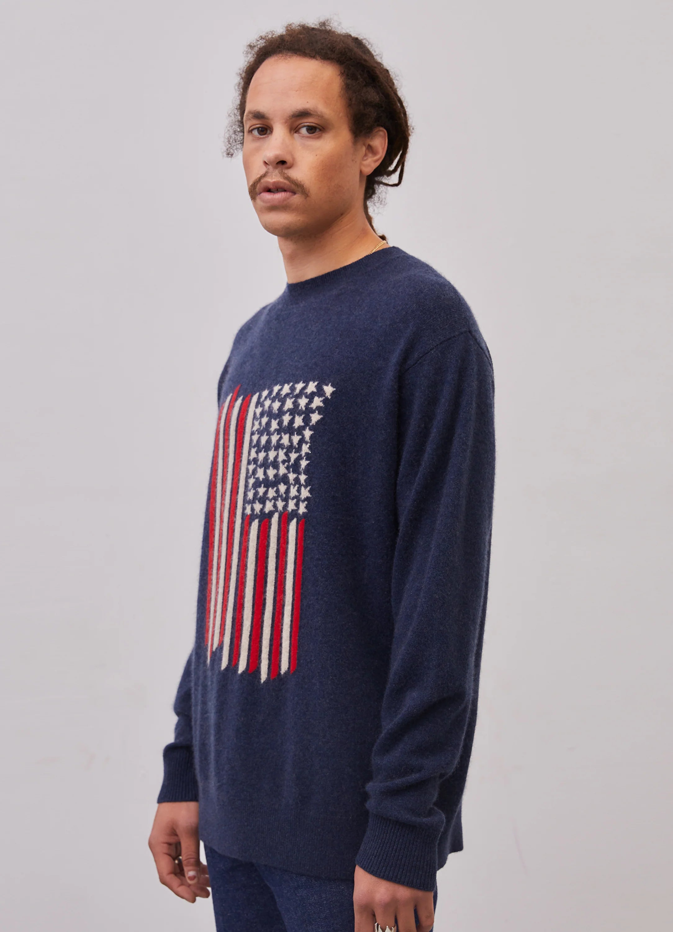 Le mannequin mesure 1m83 et porte une taille L.