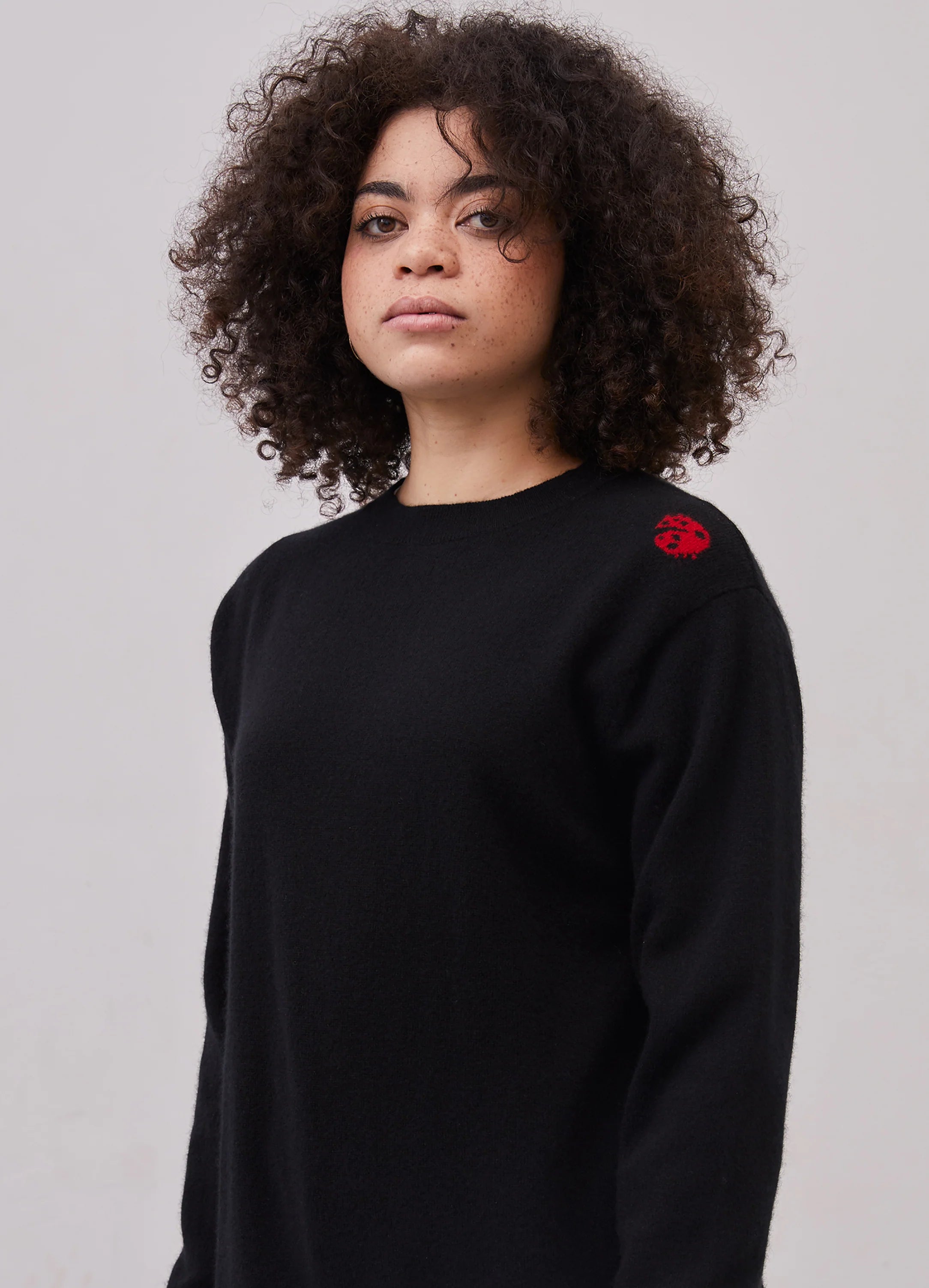 Le mannequin mesure 1m73 et porte une taille S.