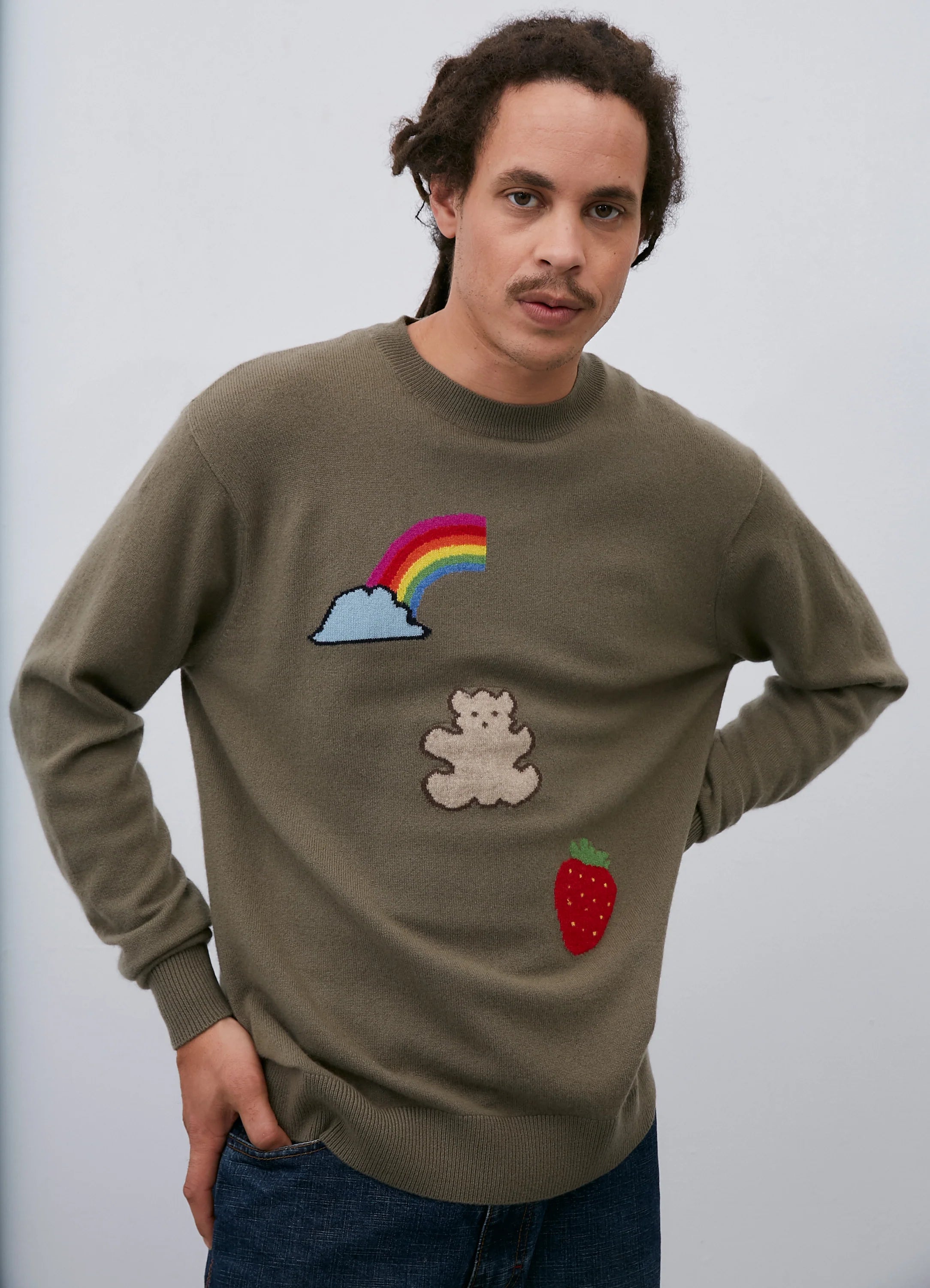 Le mannequin mesure 1m83 et porte une taille M.