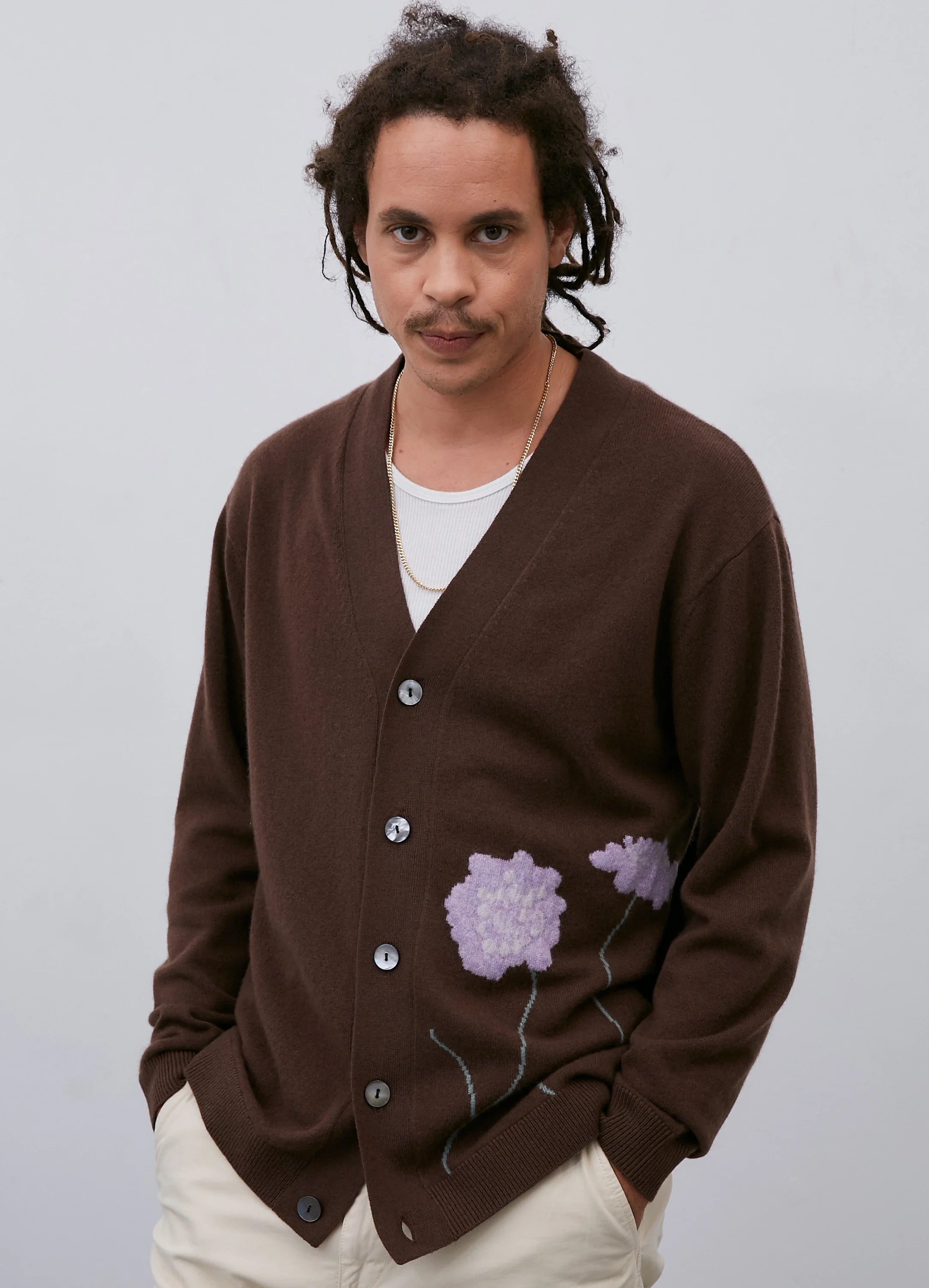 Le mannequin mesure 1m83 et porte une taille M.