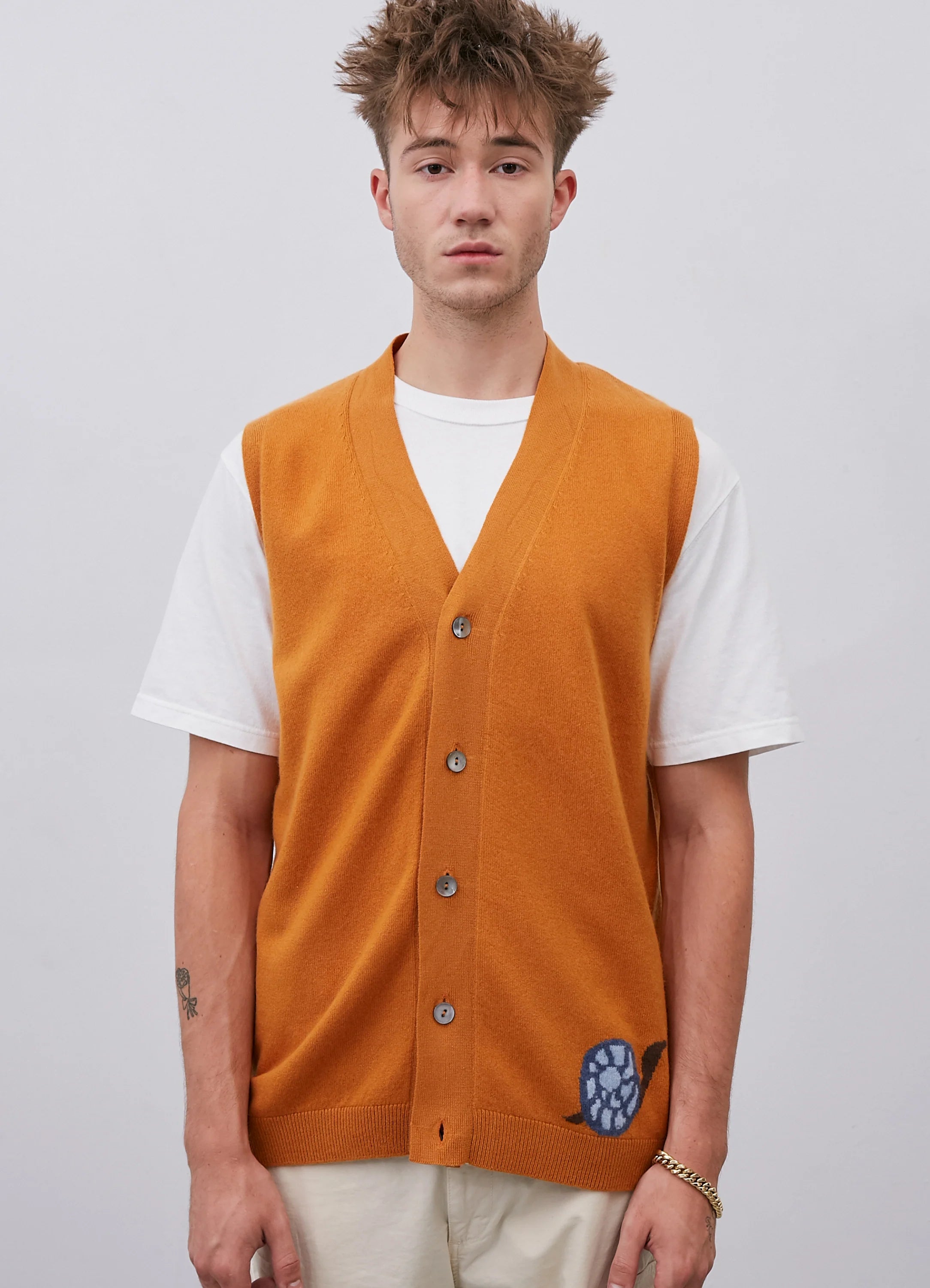 Le mannequin mesure 1m91 et porte une taille L.