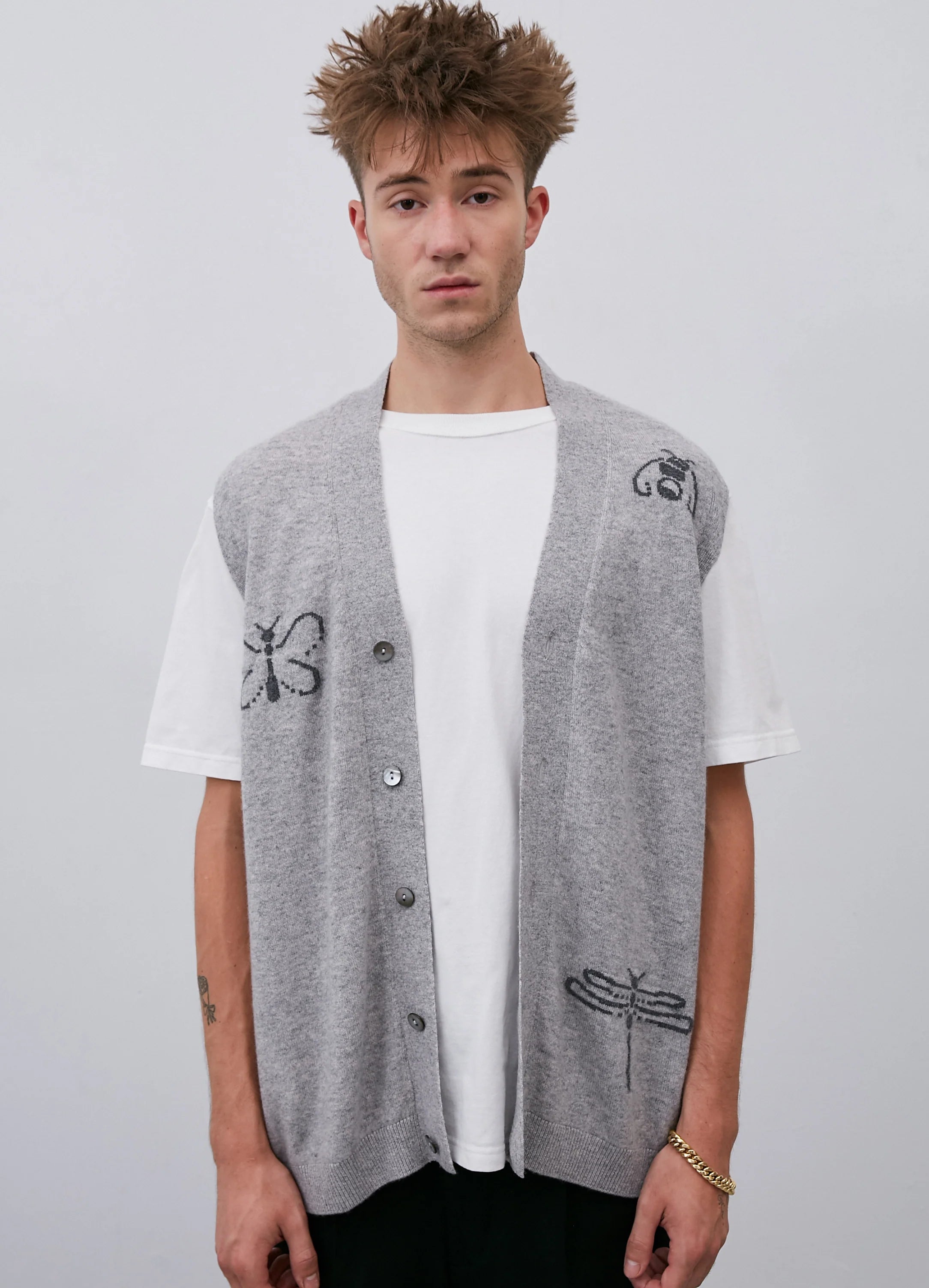 Le mannequin mesure 1m91 et porte une taille L.