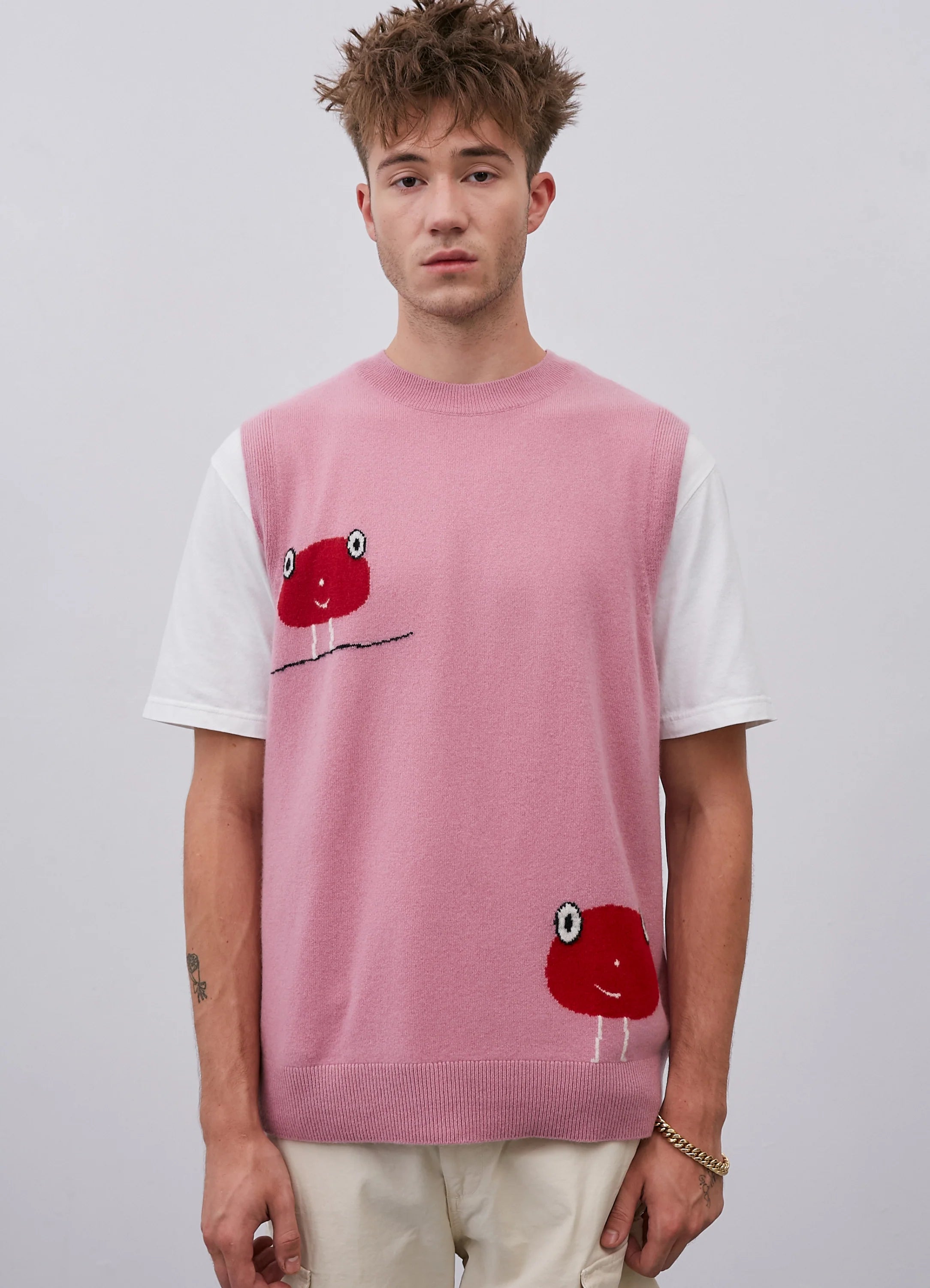 Le mannequin mesure 1m91 et porte une taille L.