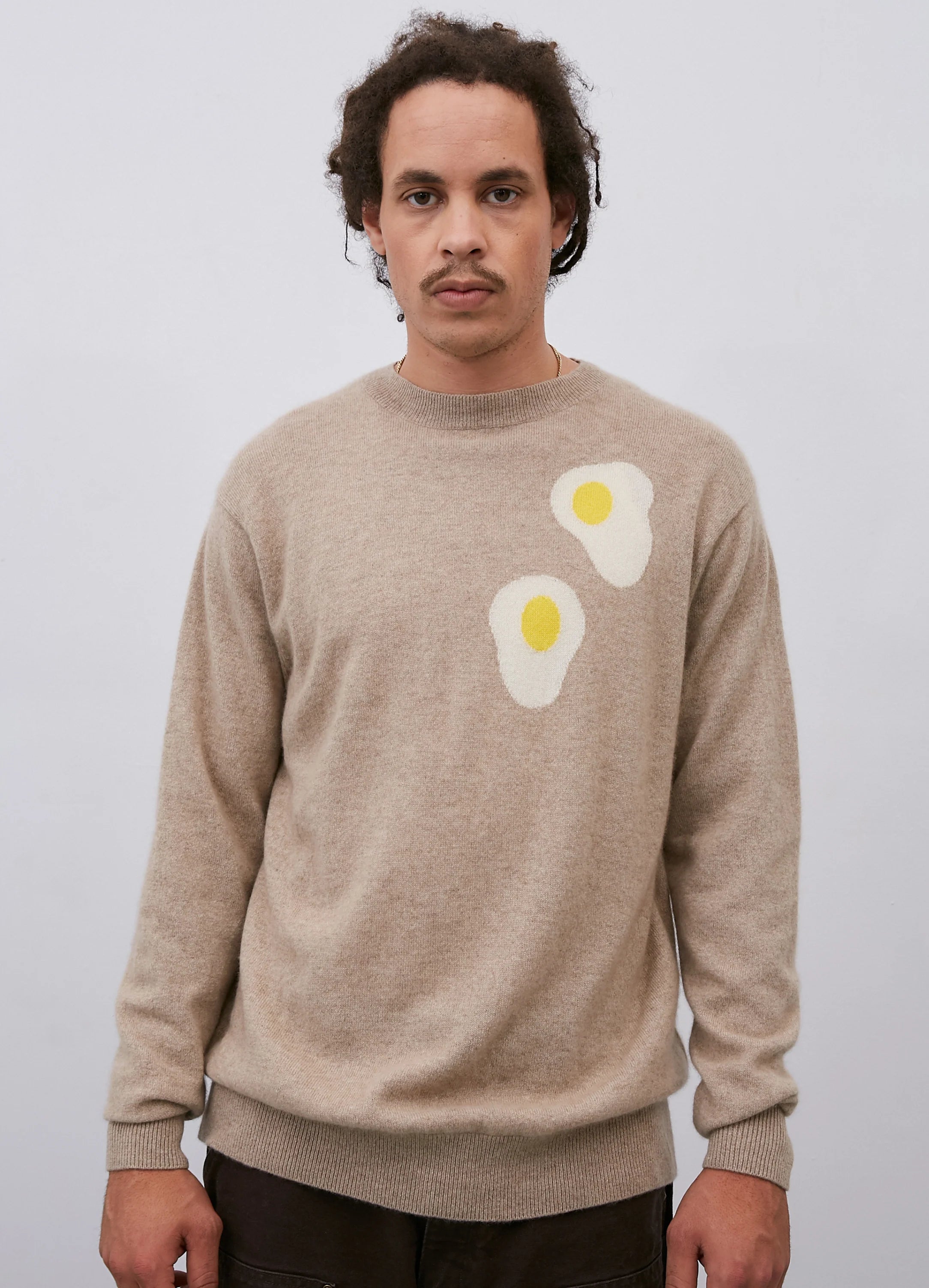 Le mannequin mesure 1m83 et porte une taille M.