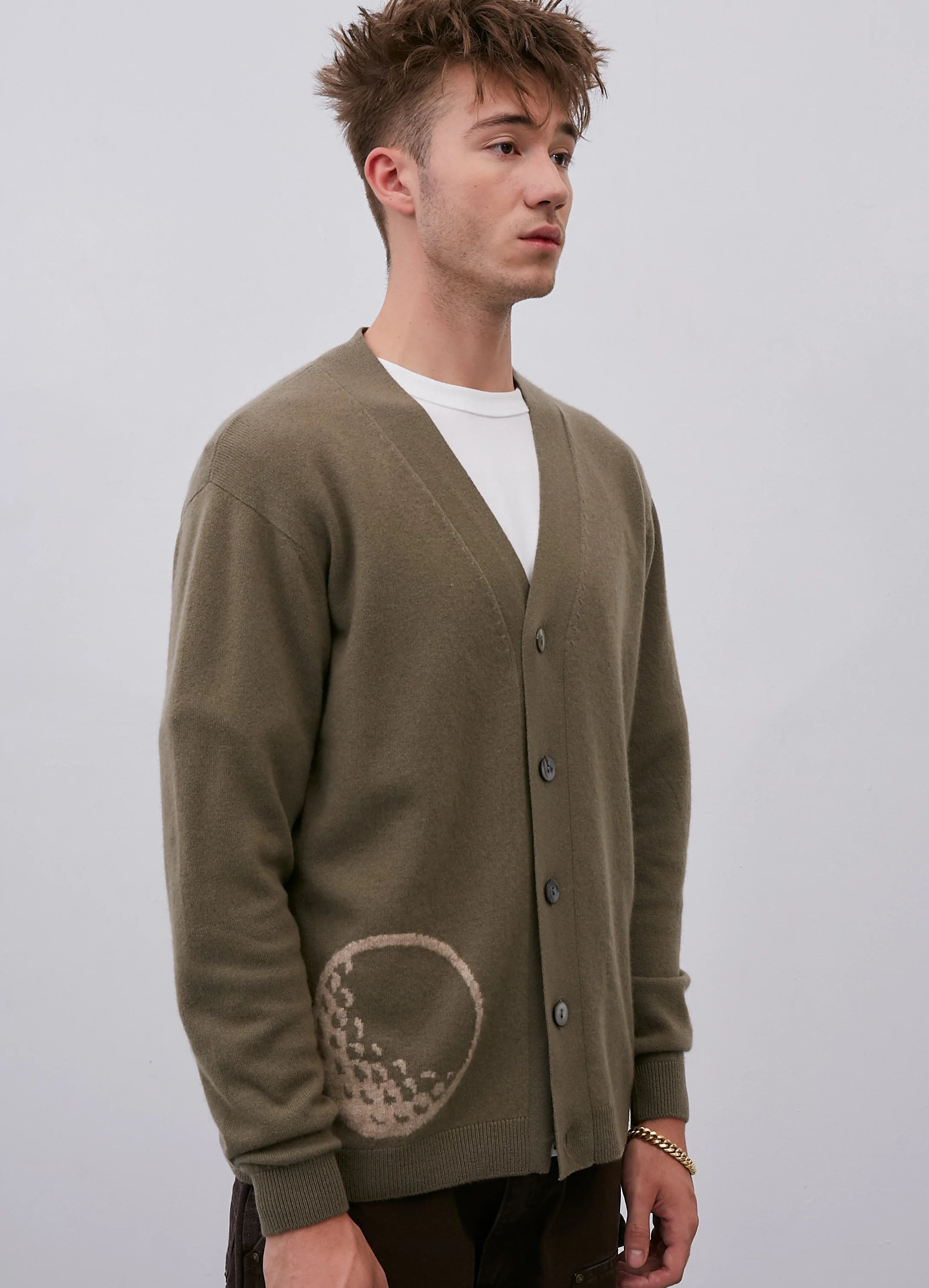 Le mannequin mesure 1m91 et porte une taille L.