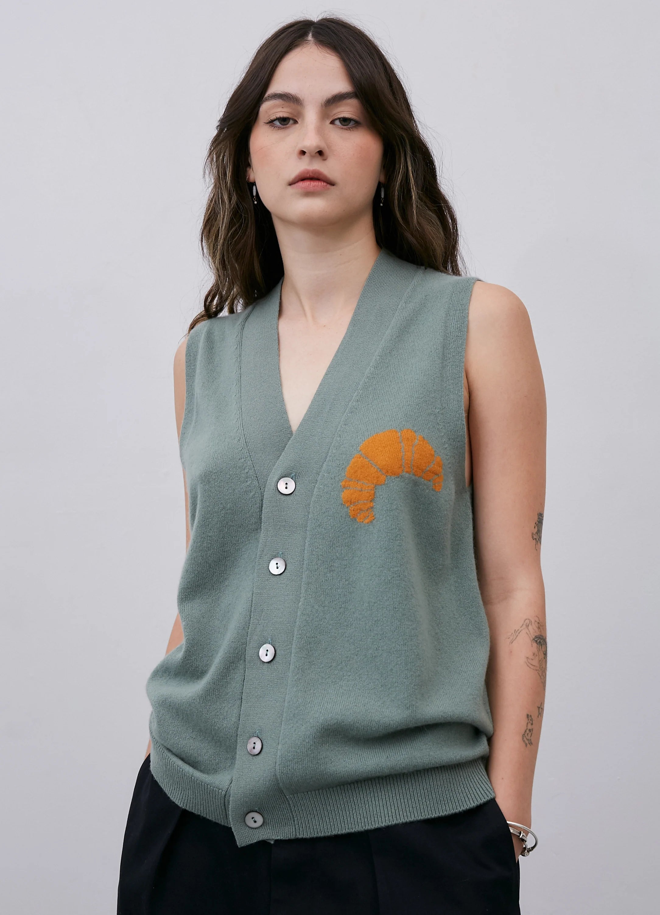 Le mannequin mesure 1m91 et porte une taille L.