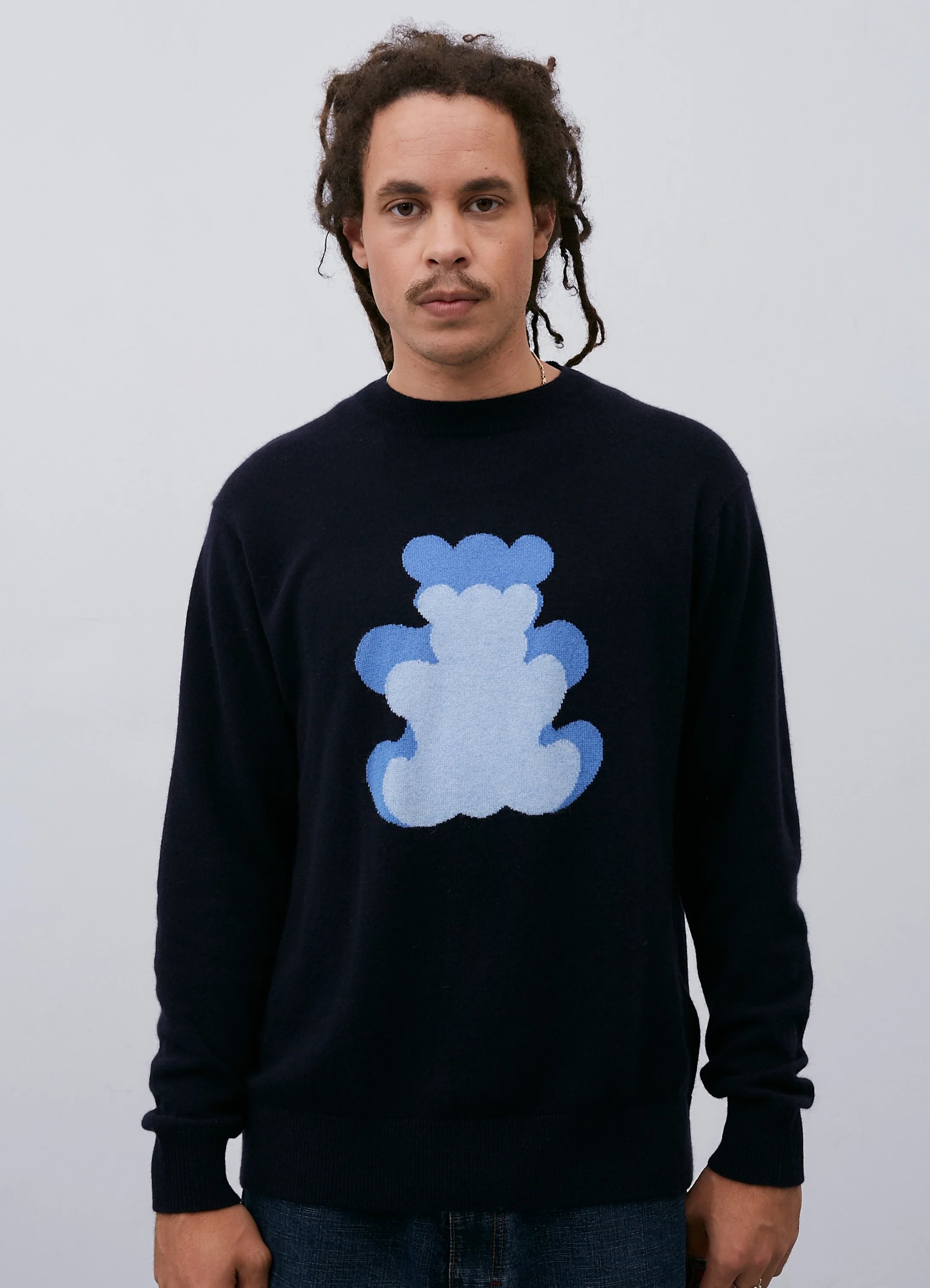 Le mannequin mesure 1m83 et porte une taille M.