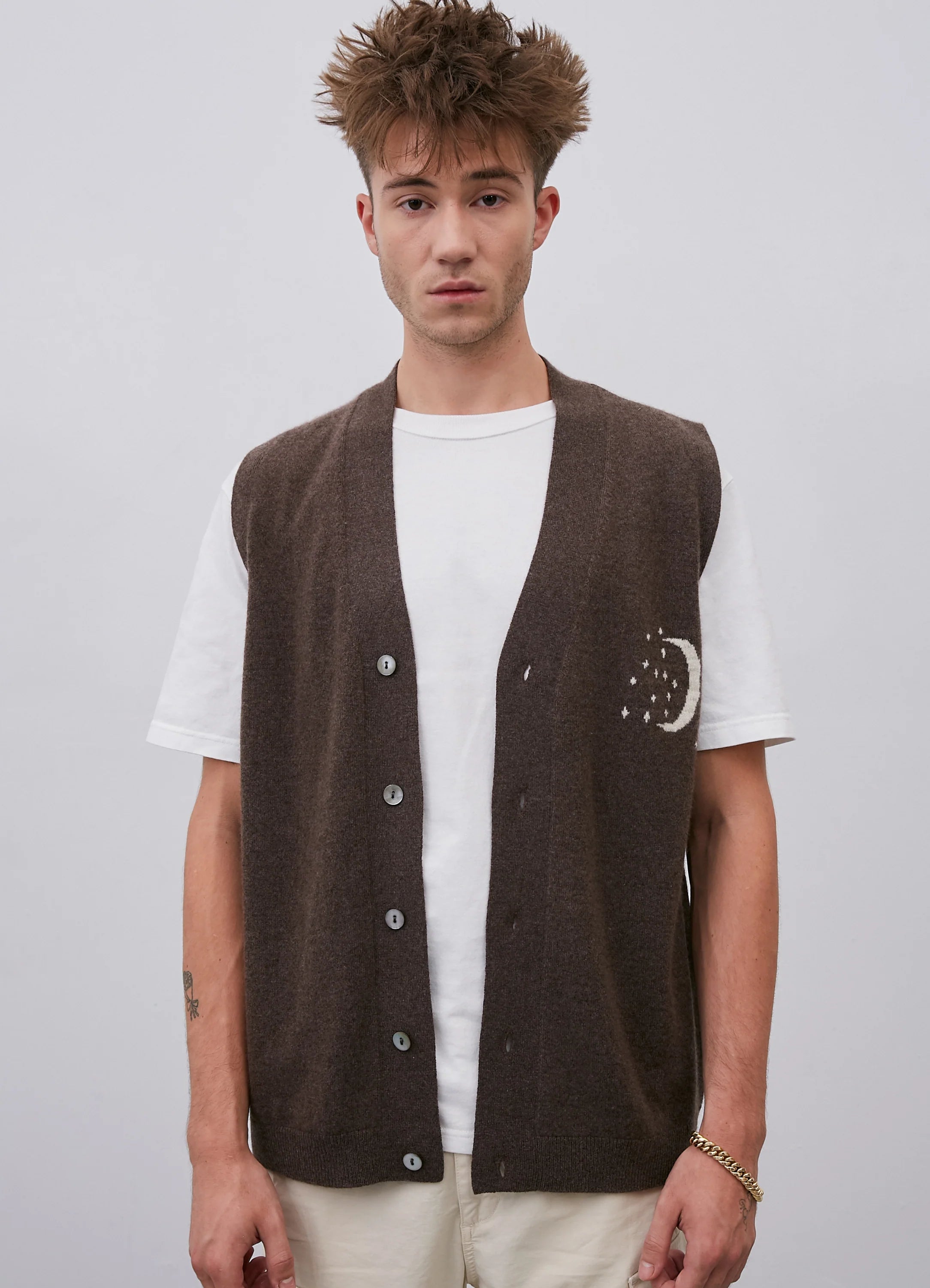 Le mannequin mesure 1m91 et porte une taille L.