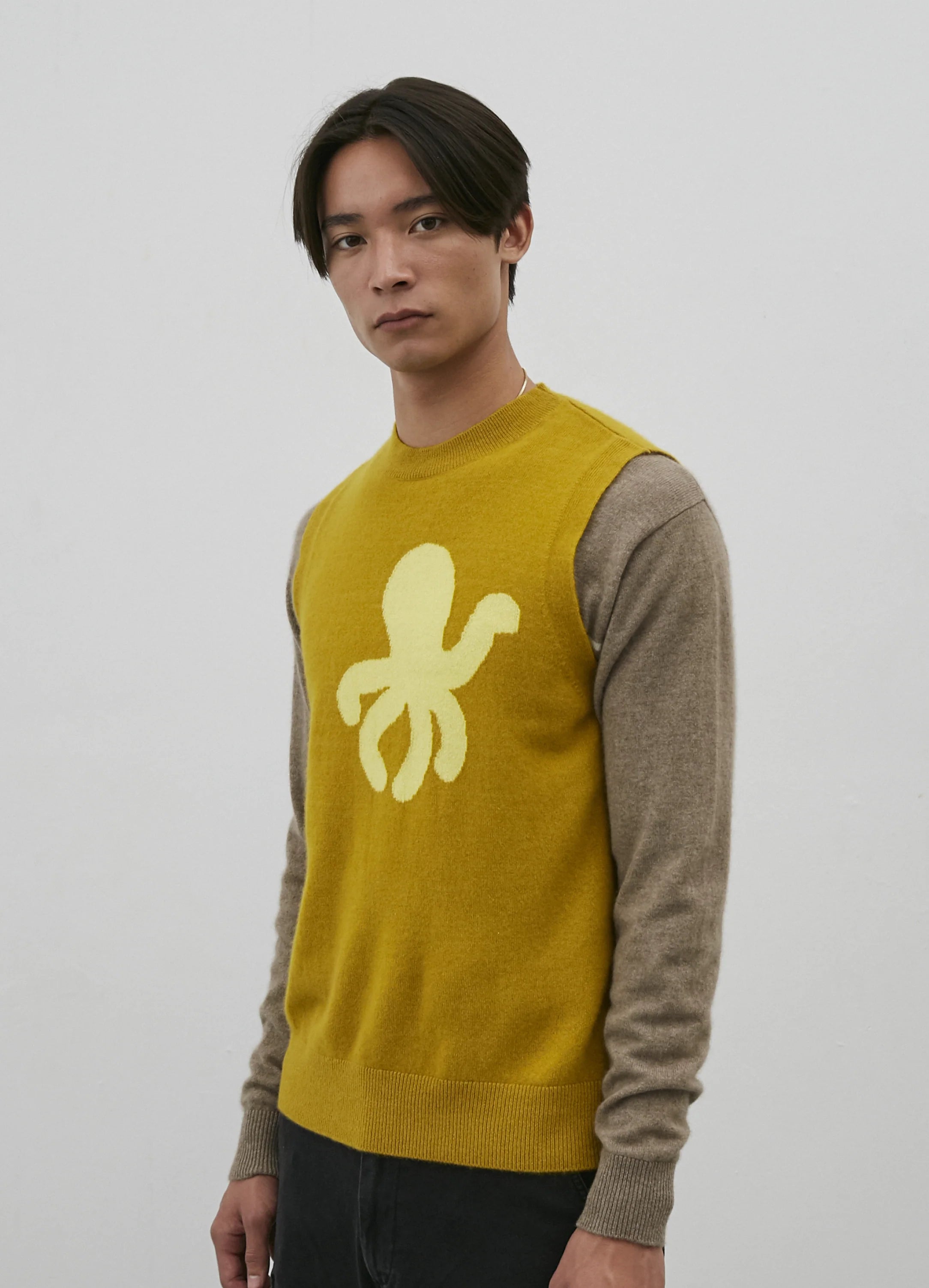 Le mannequin mesure 1m88 et porte une taille M.