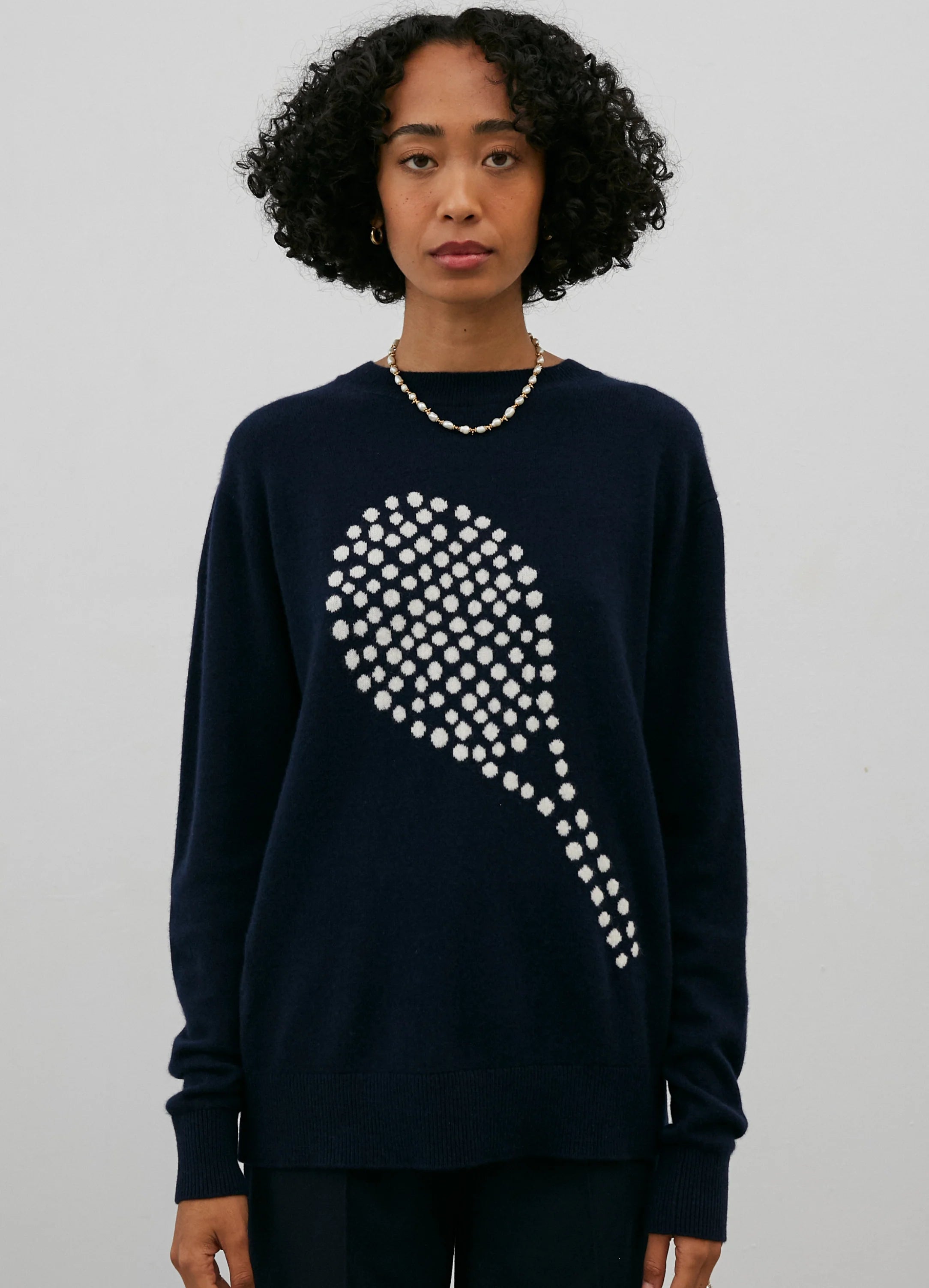 Le mannequin mesure 1m78 et porte une taille XS.