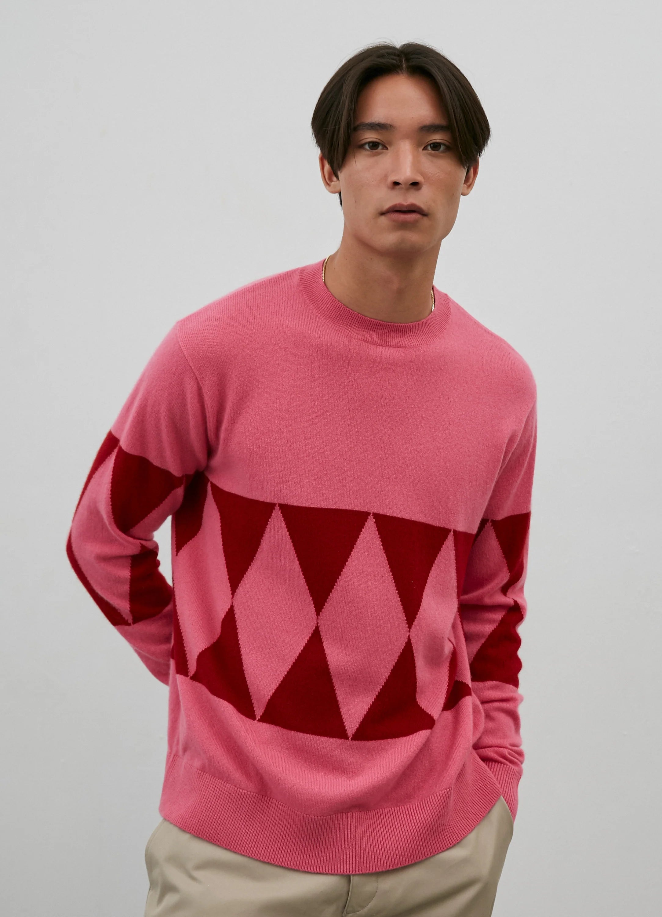 Le mannequin mesure 1m88 et porte une taille M.