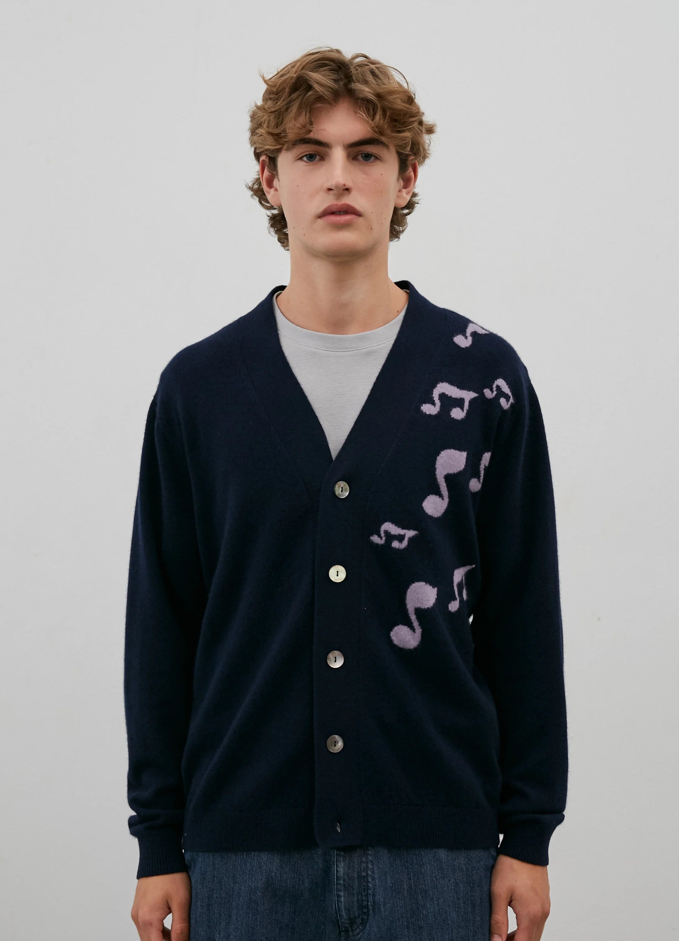 Le mannequin mesure 1m88 et porte une taille M.