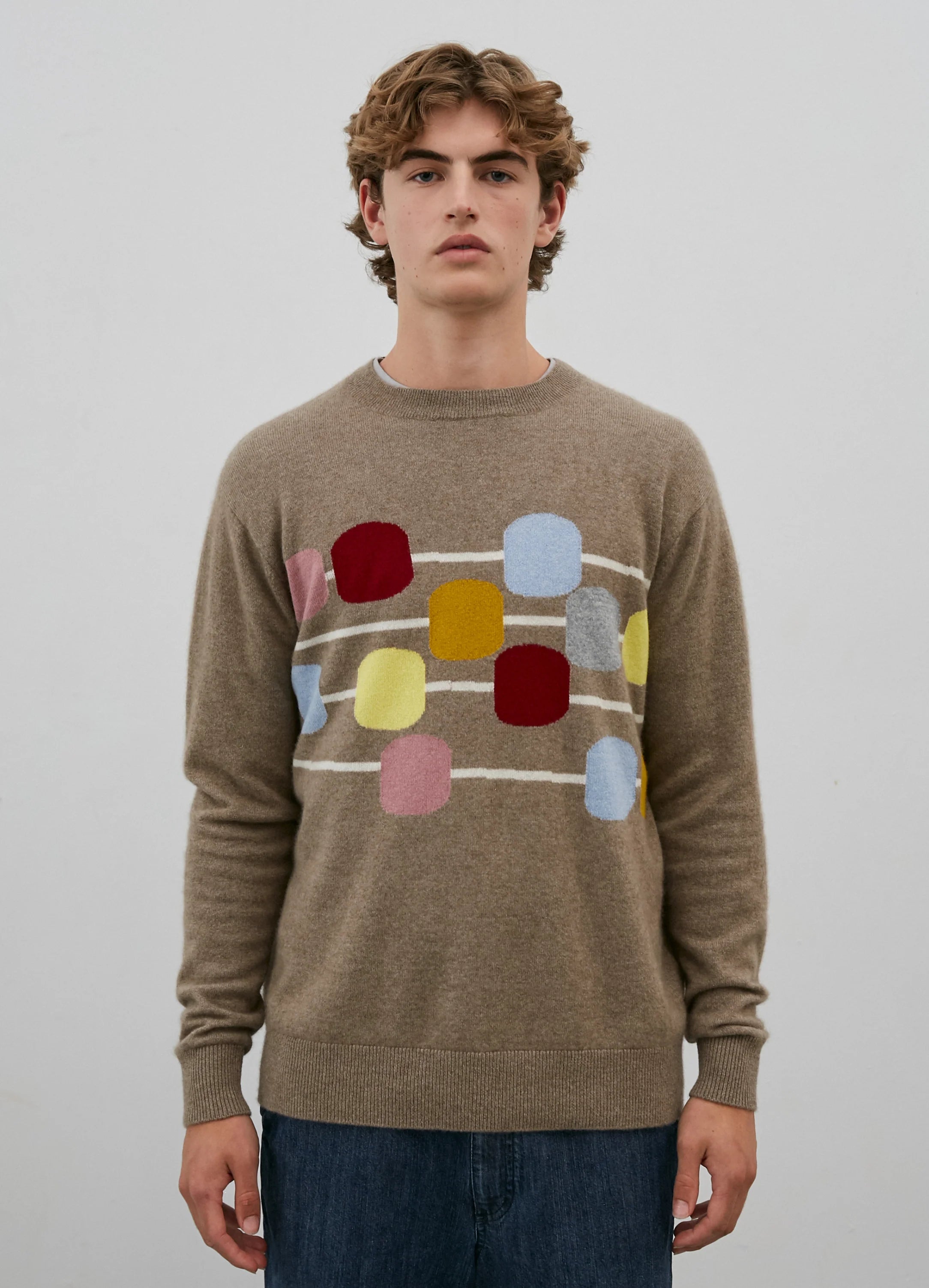 Le mannequin mesure 1m88 et porte une taille M.