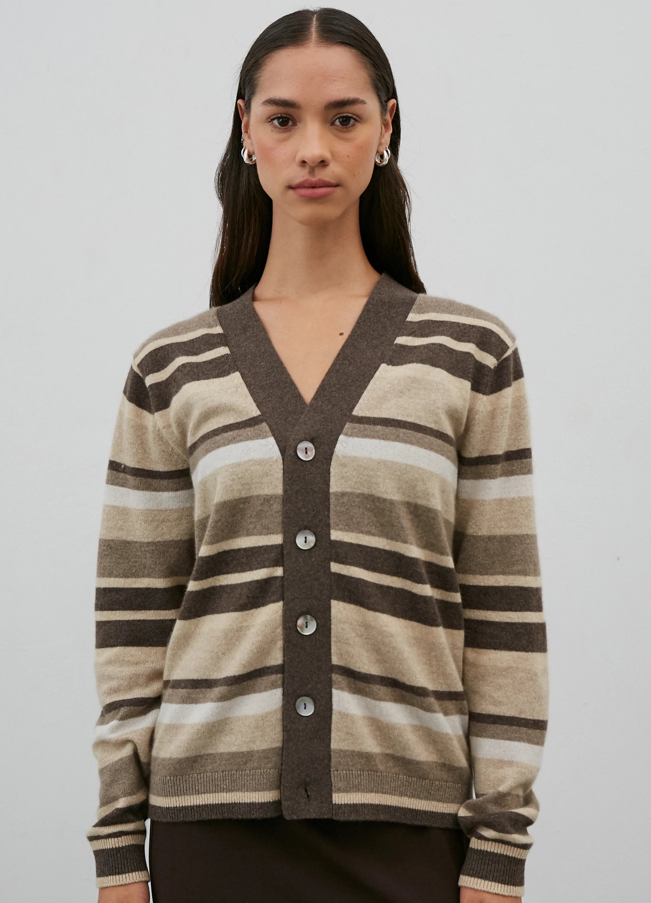 Le mannequin mesure 1m77 et porte une taille XS.