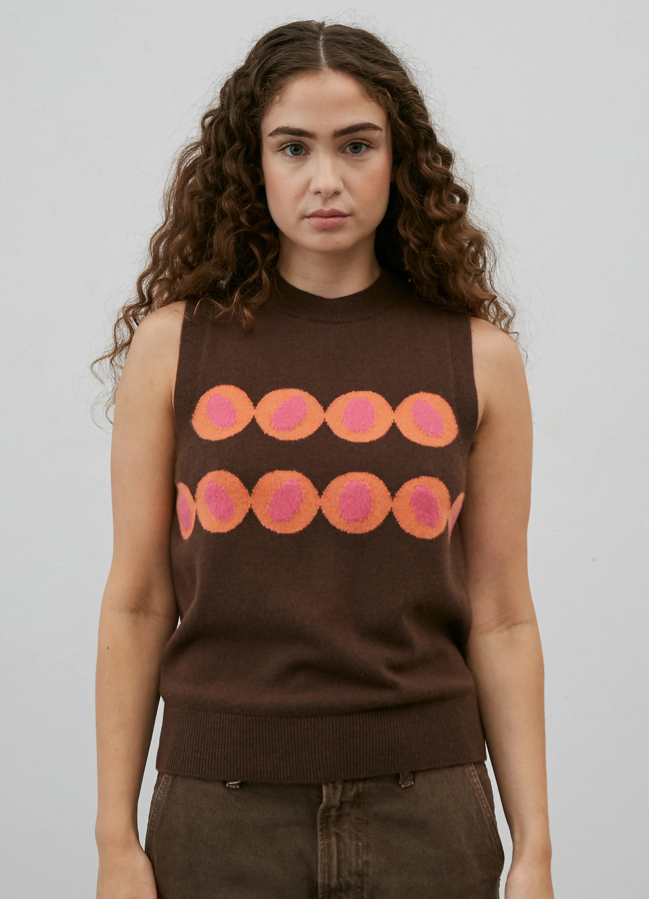 Le mannequin mesure 1m75 et porte une taille XS.