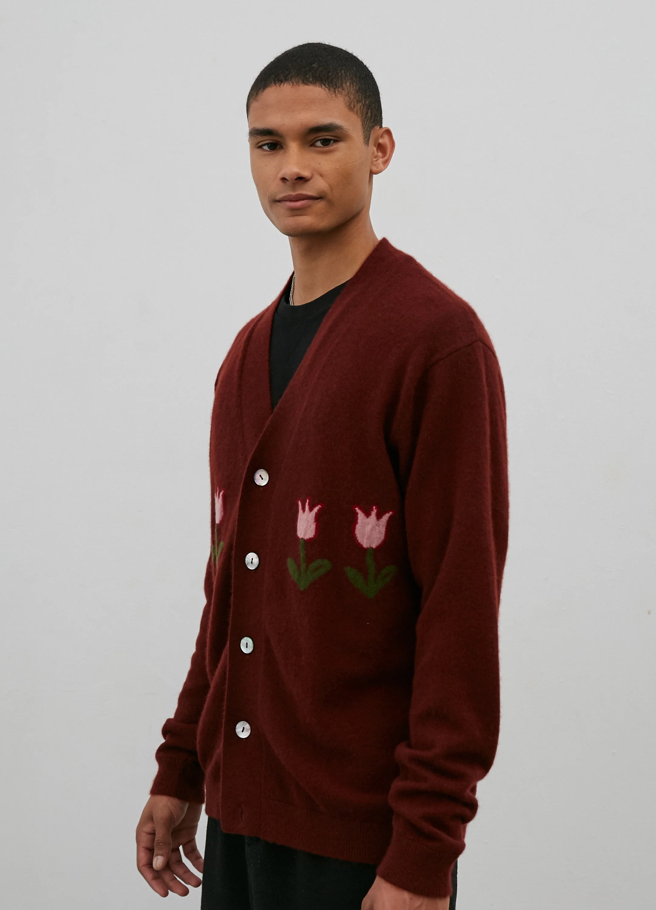 Le mannequin mesure 1m85 et porte une taille M.
