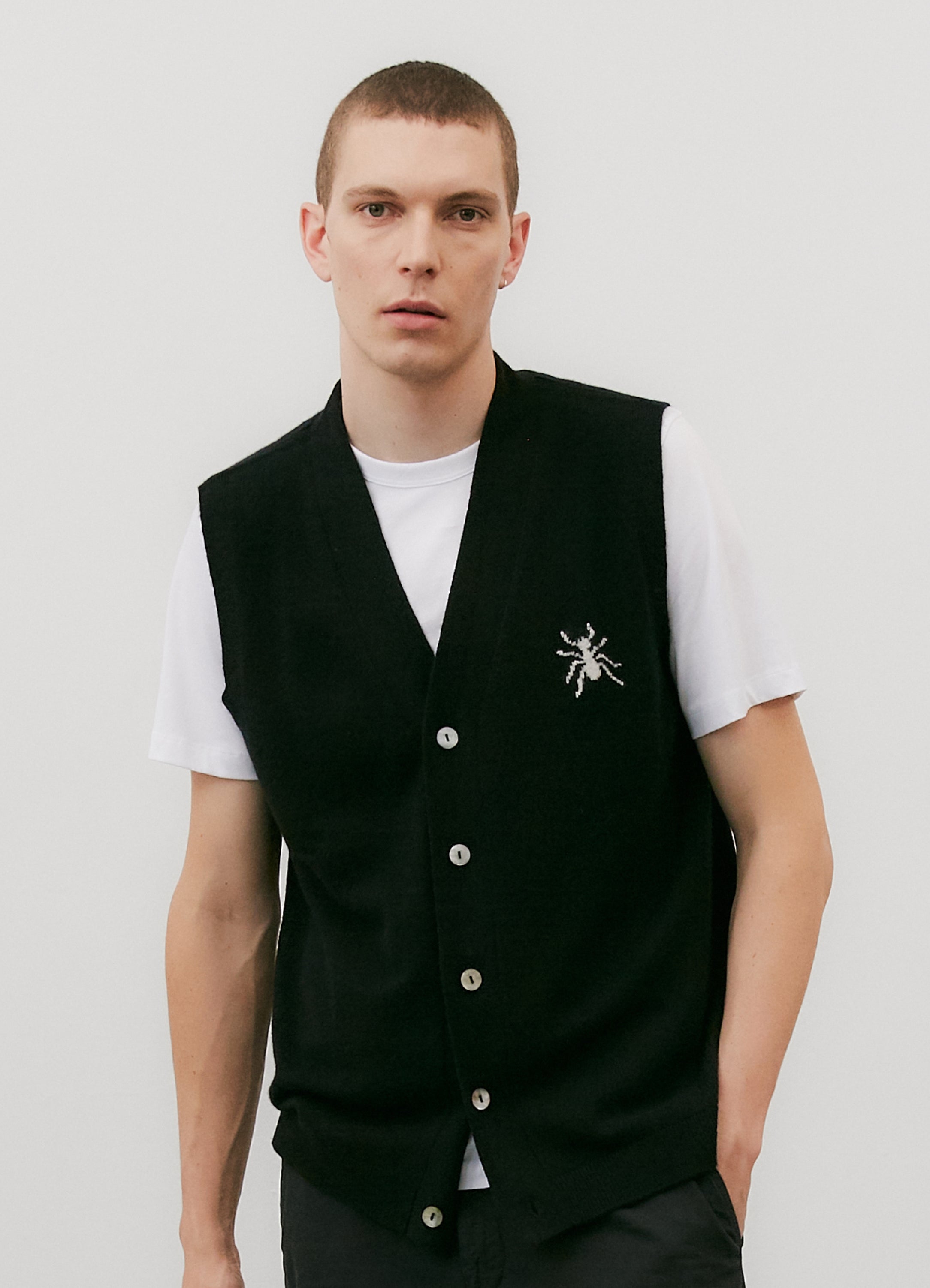 Le mannequin mesure 1m90 et porte une taille L.