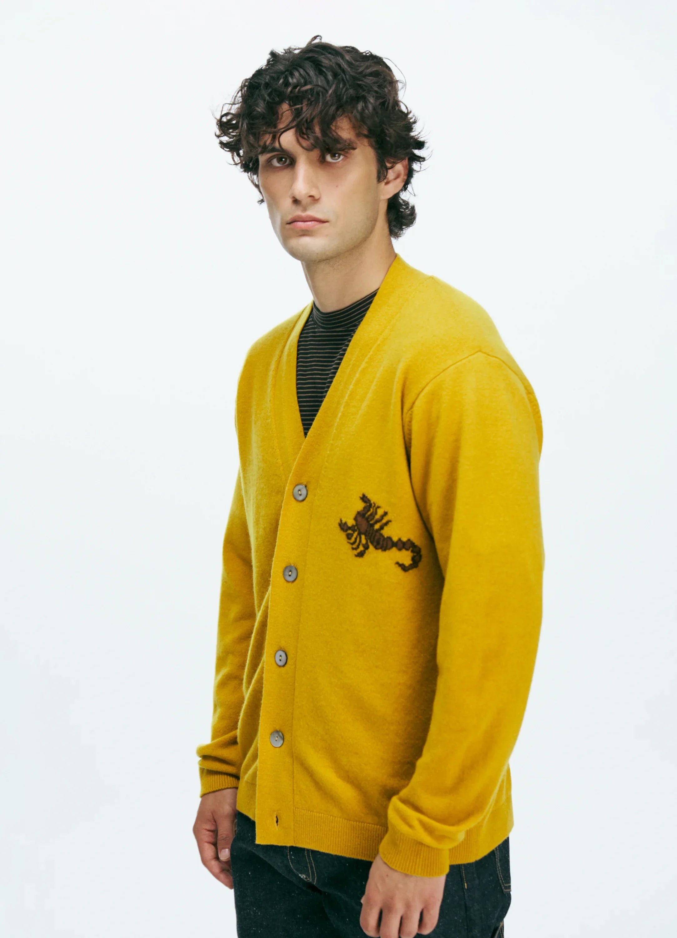 Le mannequin mesure 1m89 et porte une taille L.