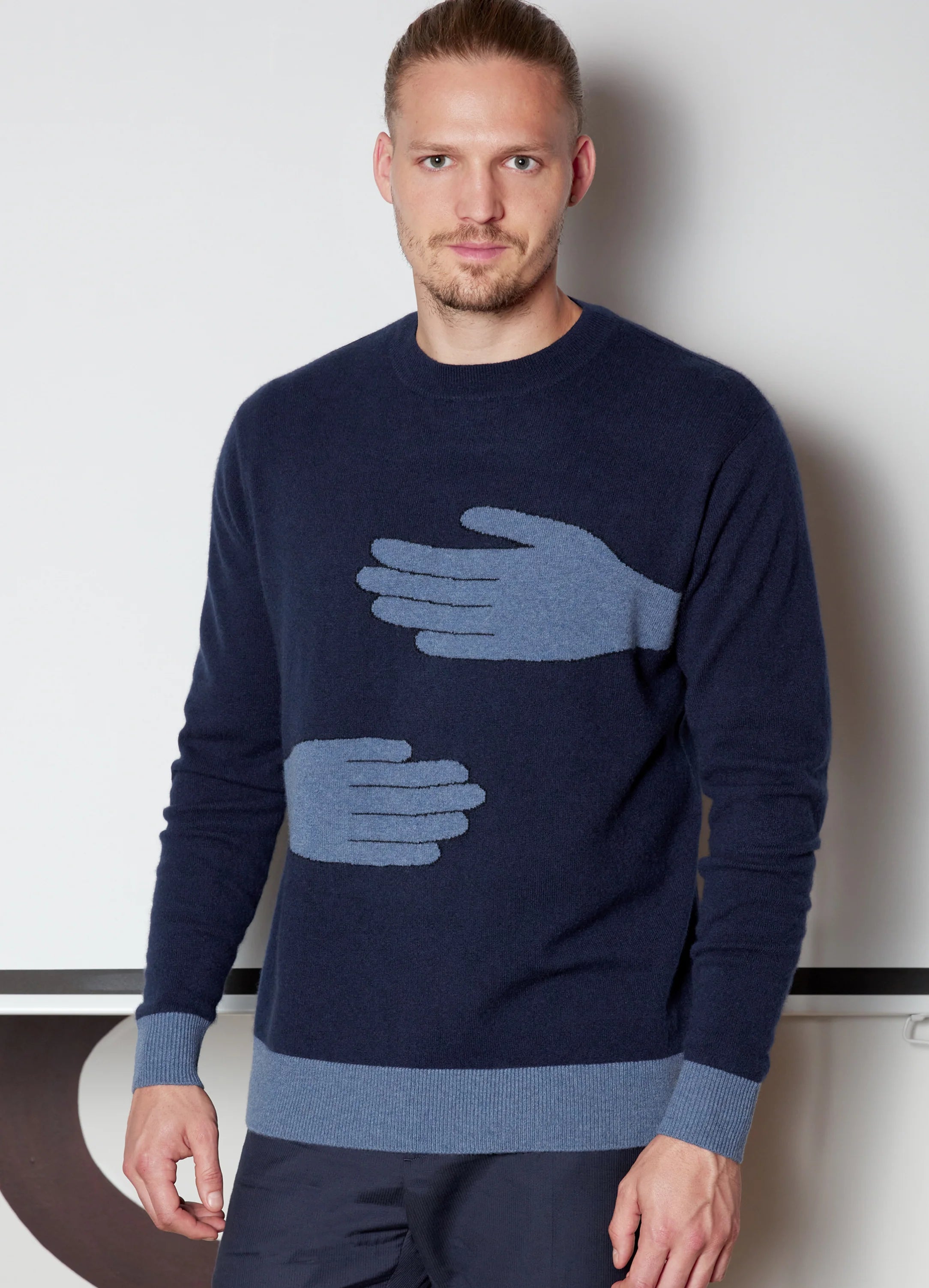 Le mannequin mesure 1m91 et porte une taille L.
